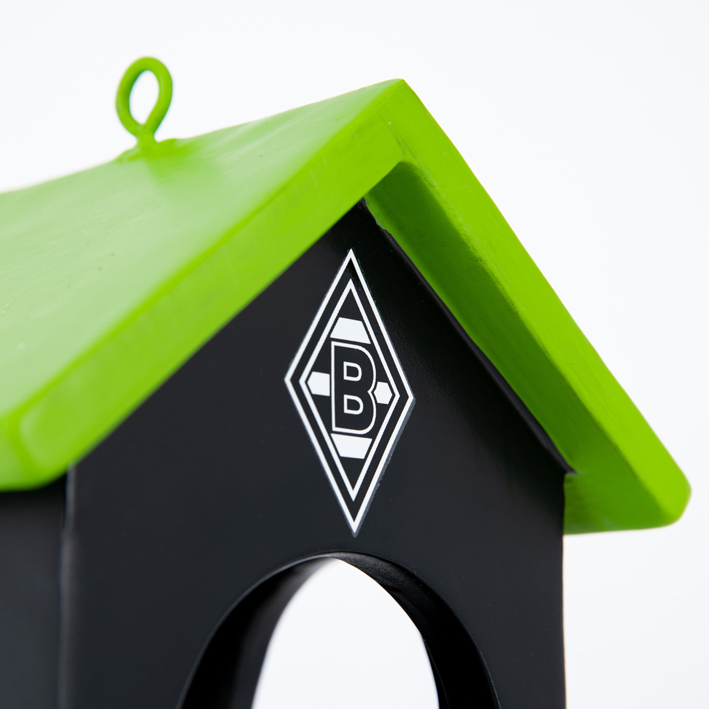 Nahaufnahme eines schwarz-grünen Vogelhauses mit dem Logo von Borussia Mönchengladbach auf der Vorderseite.
