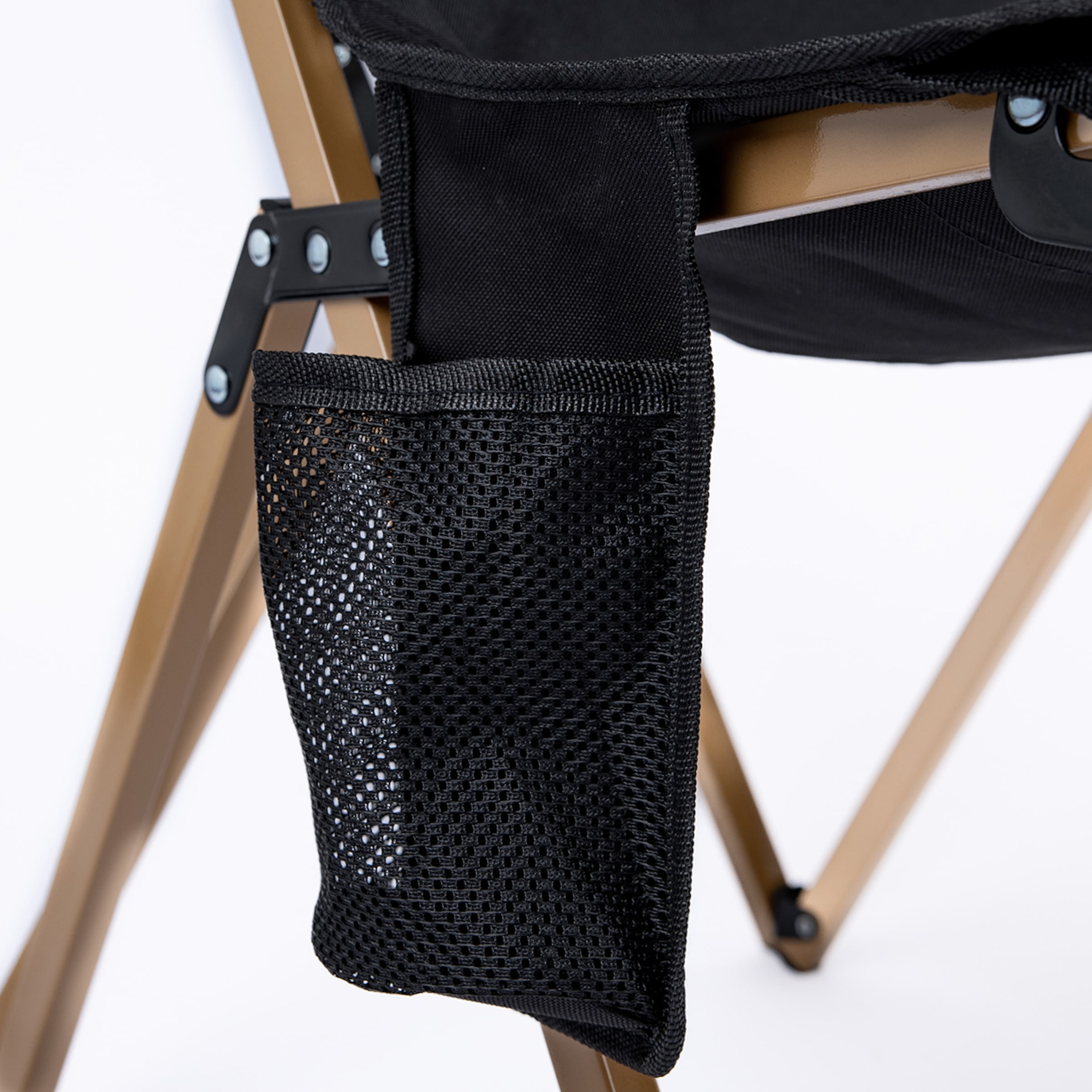 Nahaufnahme einer schwarzen Netztasche an der Seite eines beige-braunen Klappstuhls.