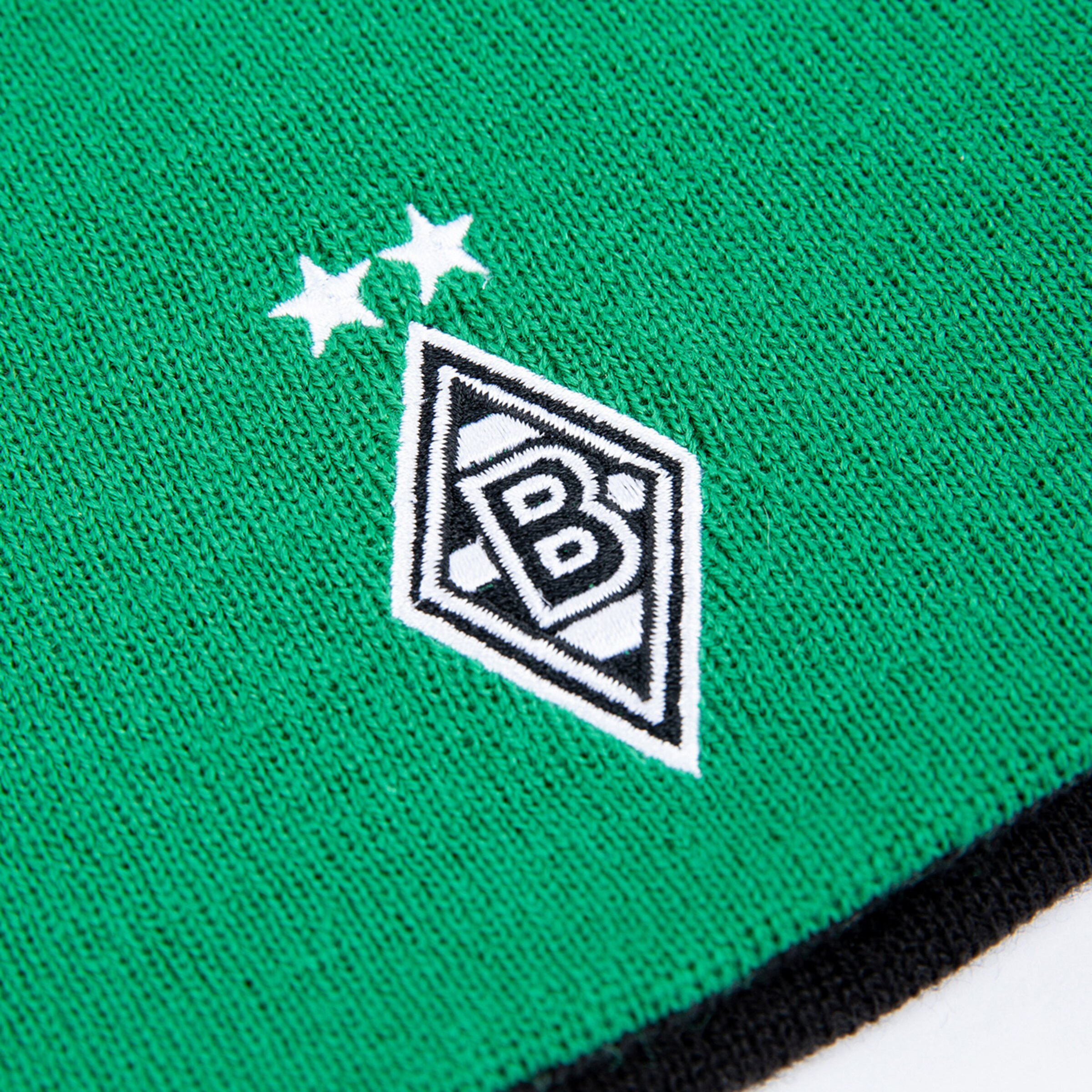 Detailansicht des Borussia Mönchengladbach Logos auf einer grünen Mütze mit zwei Sternen.