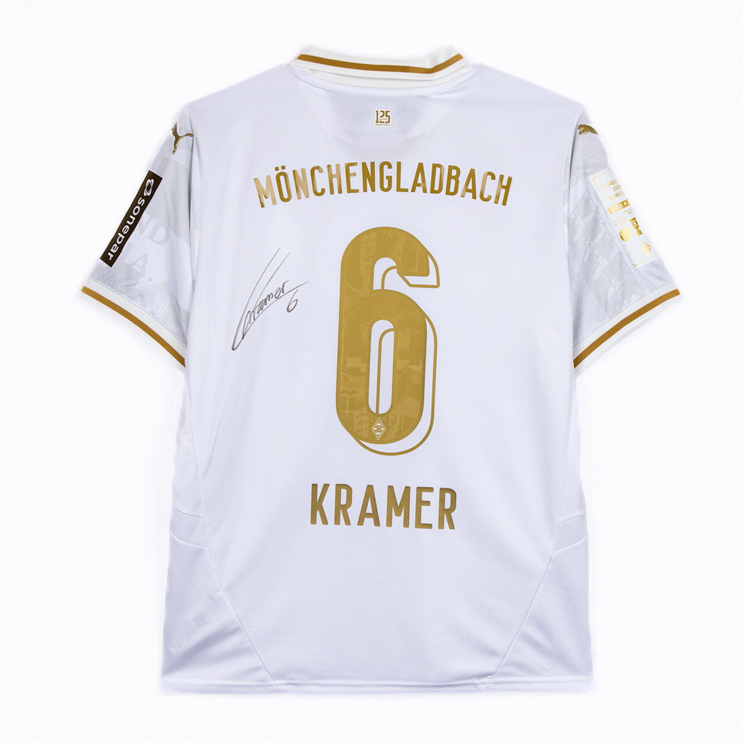 Rückseite eines weißen Mönchengladbach-Sondertrikots mit goldener Nummer 6, Name Kramer, Autogramm und 125-Jahre-Emblem.