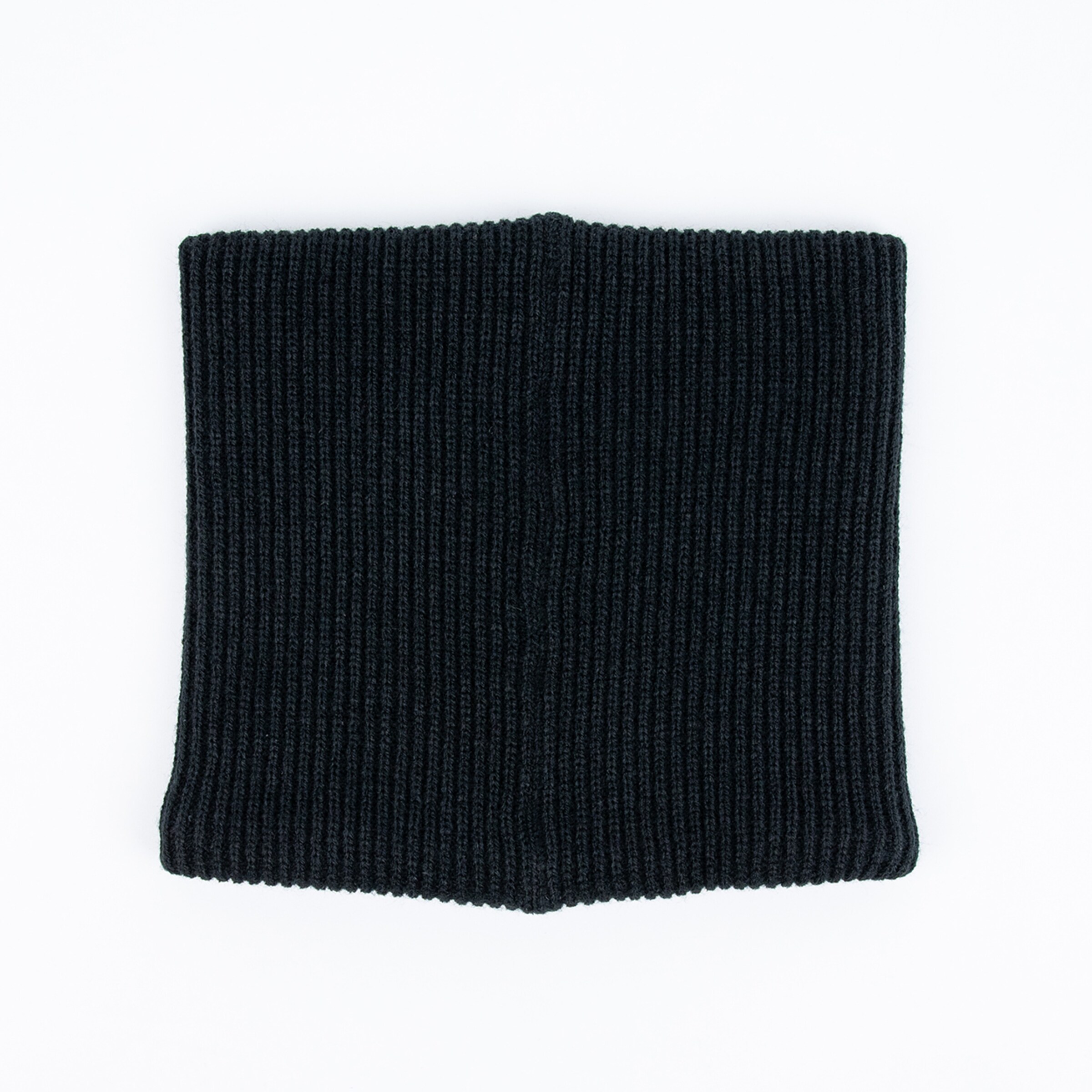 Schwarzer gestrickter Halswärmer ohne Nähte.