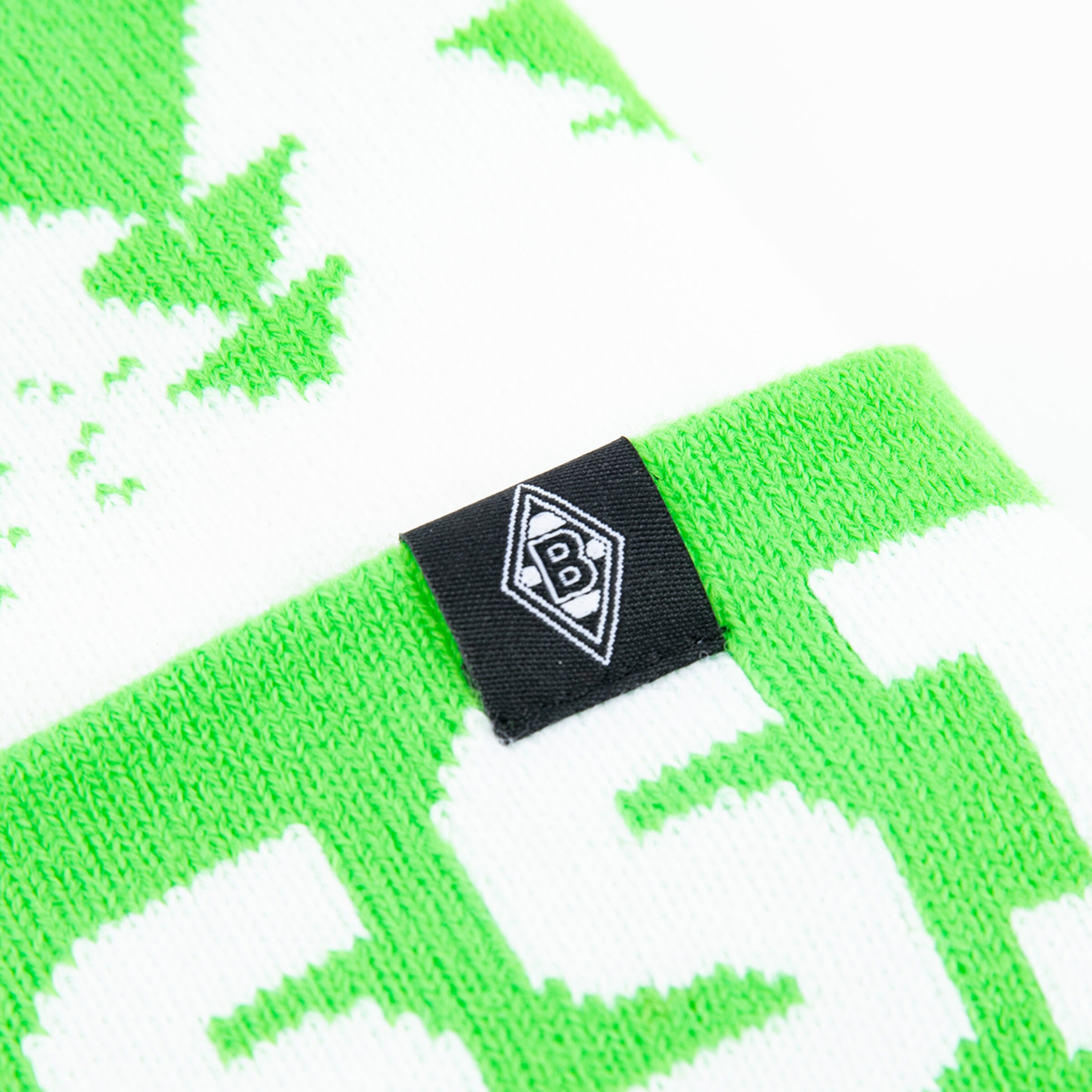 Schal mit modernen grünen Mustern und Aufnäher des Vereins Borussia Mönchengladbach.