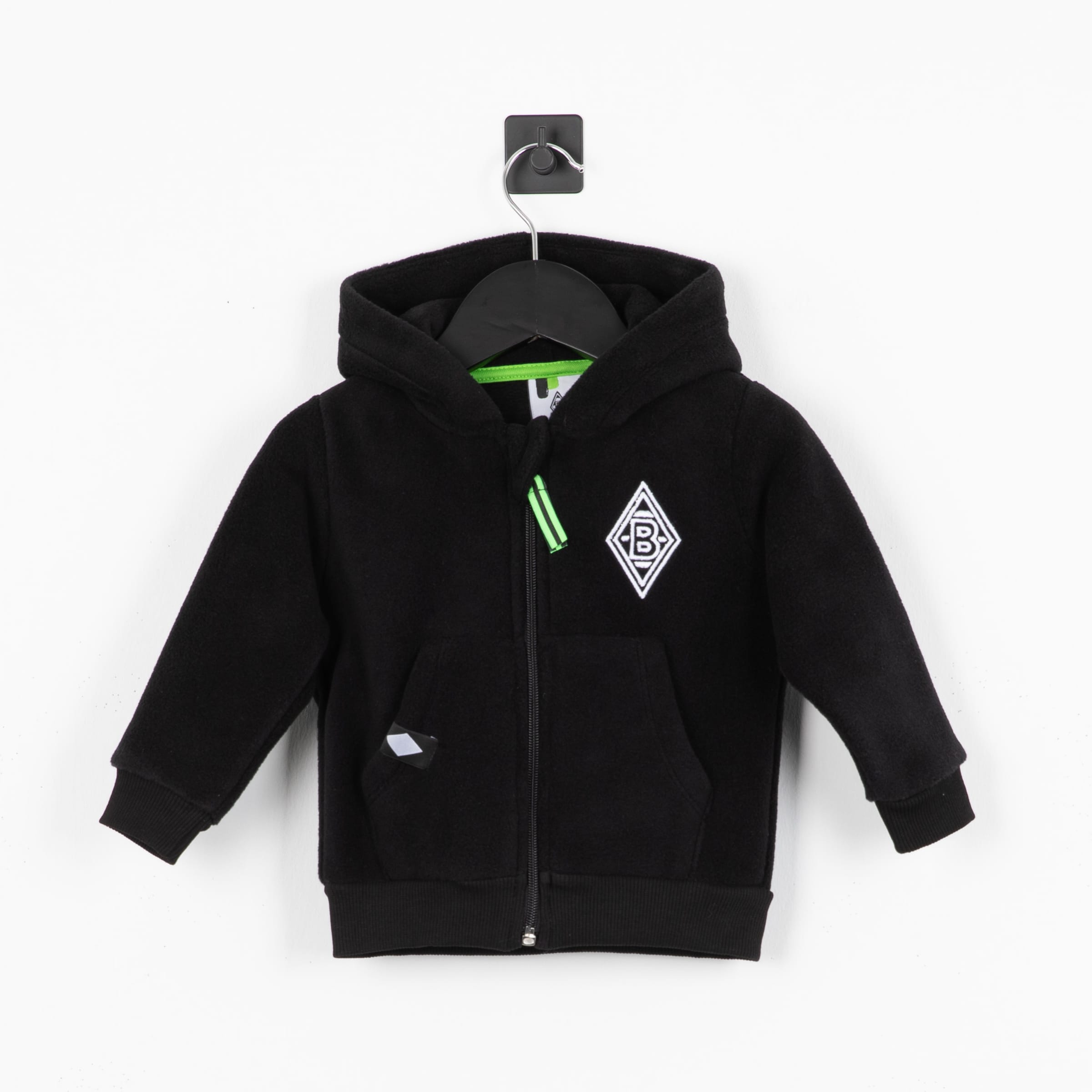 Schwarze Kinder-Fleecejacke mit Kapuze, Reißverschluss, Borussia-Mönchengladbach-Logo auf der Brust und grünen Details.