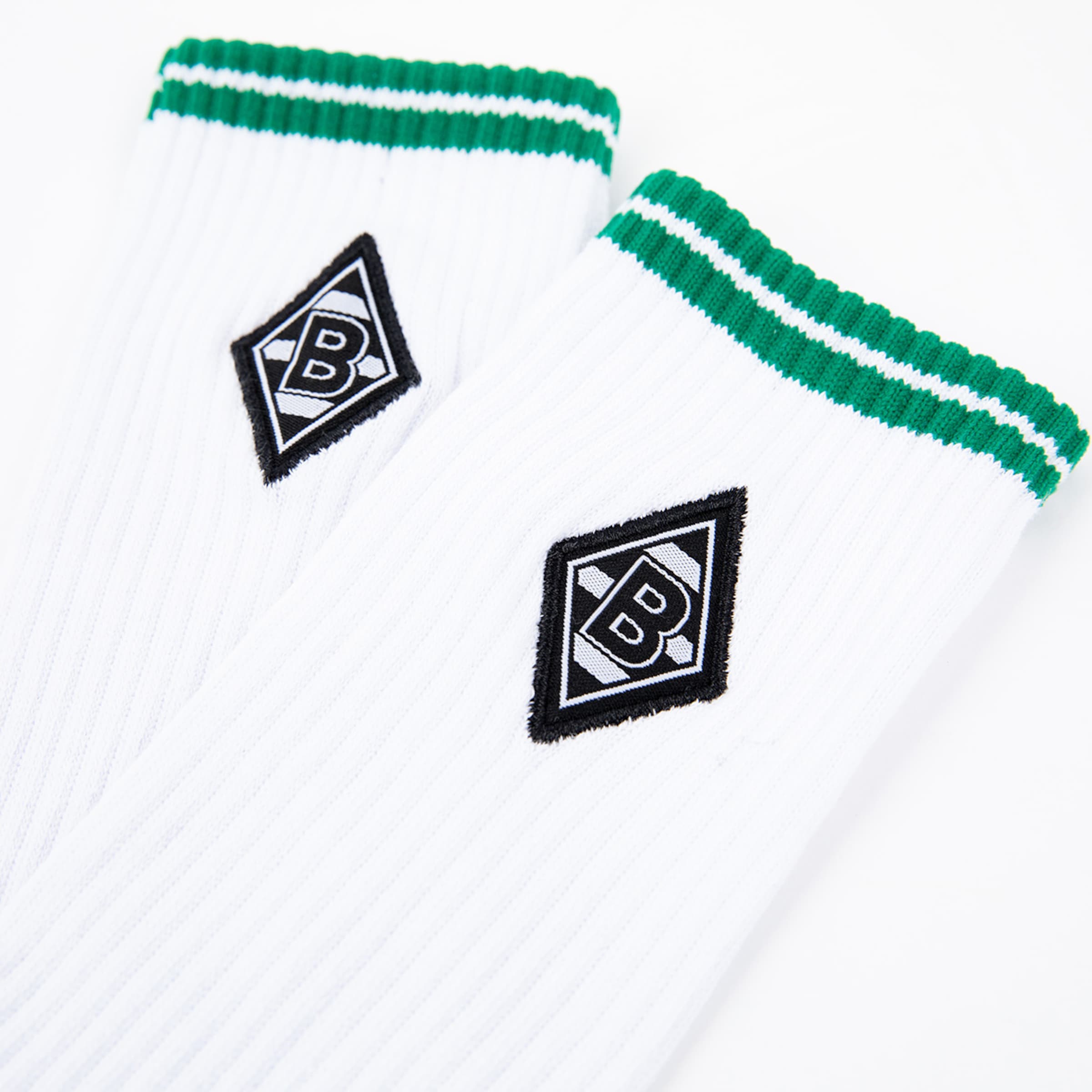 Weiße Fußballsocken mit grünen Streifen und Borussia Mönchengladbach-Logo.