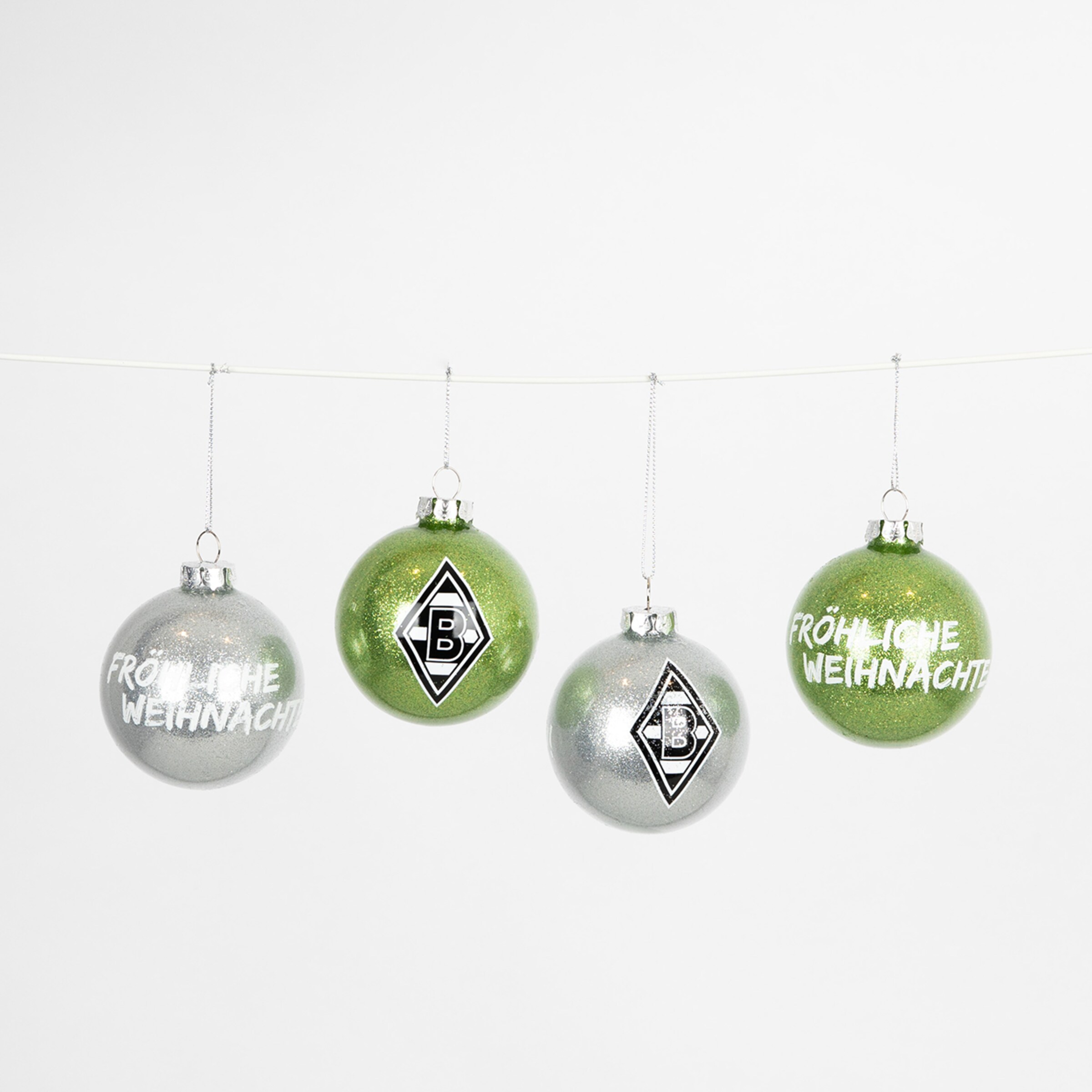 Vier Weihnachtskugeln in Silber und Grün mit Aufschriften und Logo von Borussia Mönchengladbach.