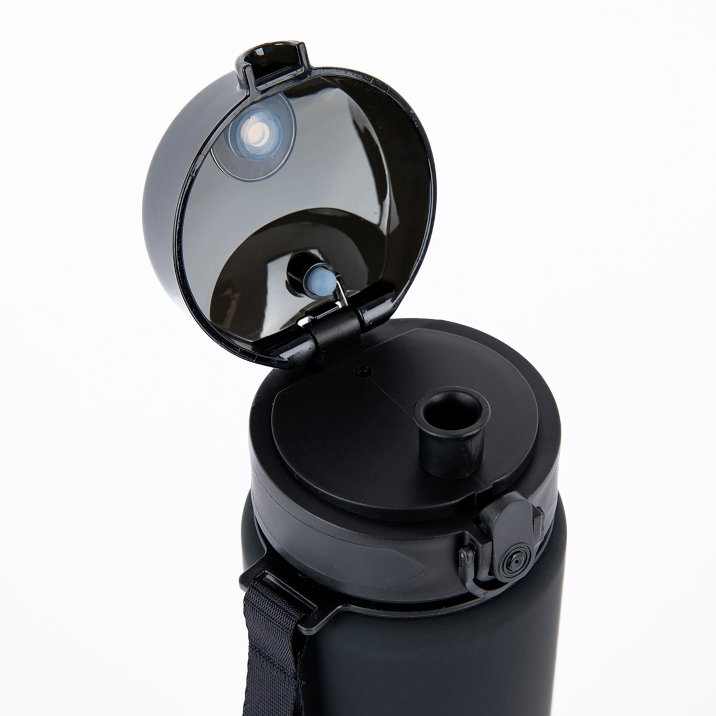 Schwarze Wasserflasche mit offenem Deckel und Trinköffnung.