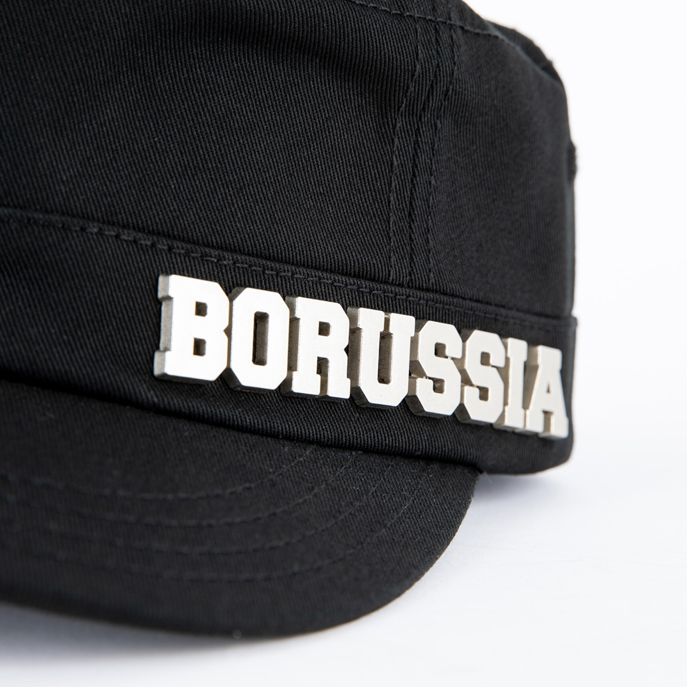 Schwarze Mütze mit silberner Aufschrift BORUSSIA auf der Front.