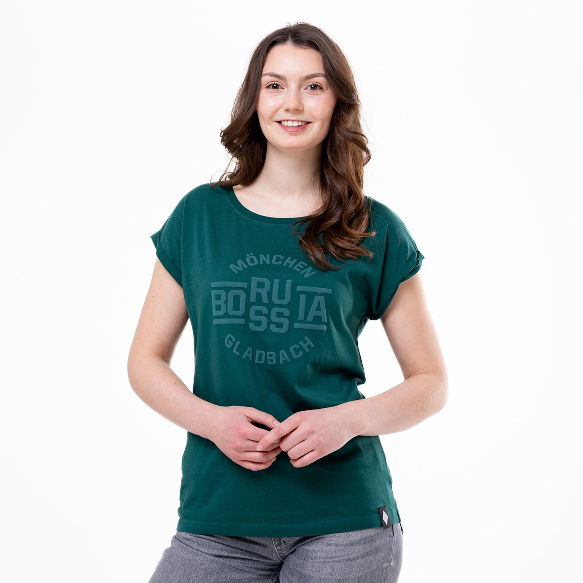 Frau trägt ein grünes T-Shirt mit dem Aufdruck Borussia Mönchengladbach.