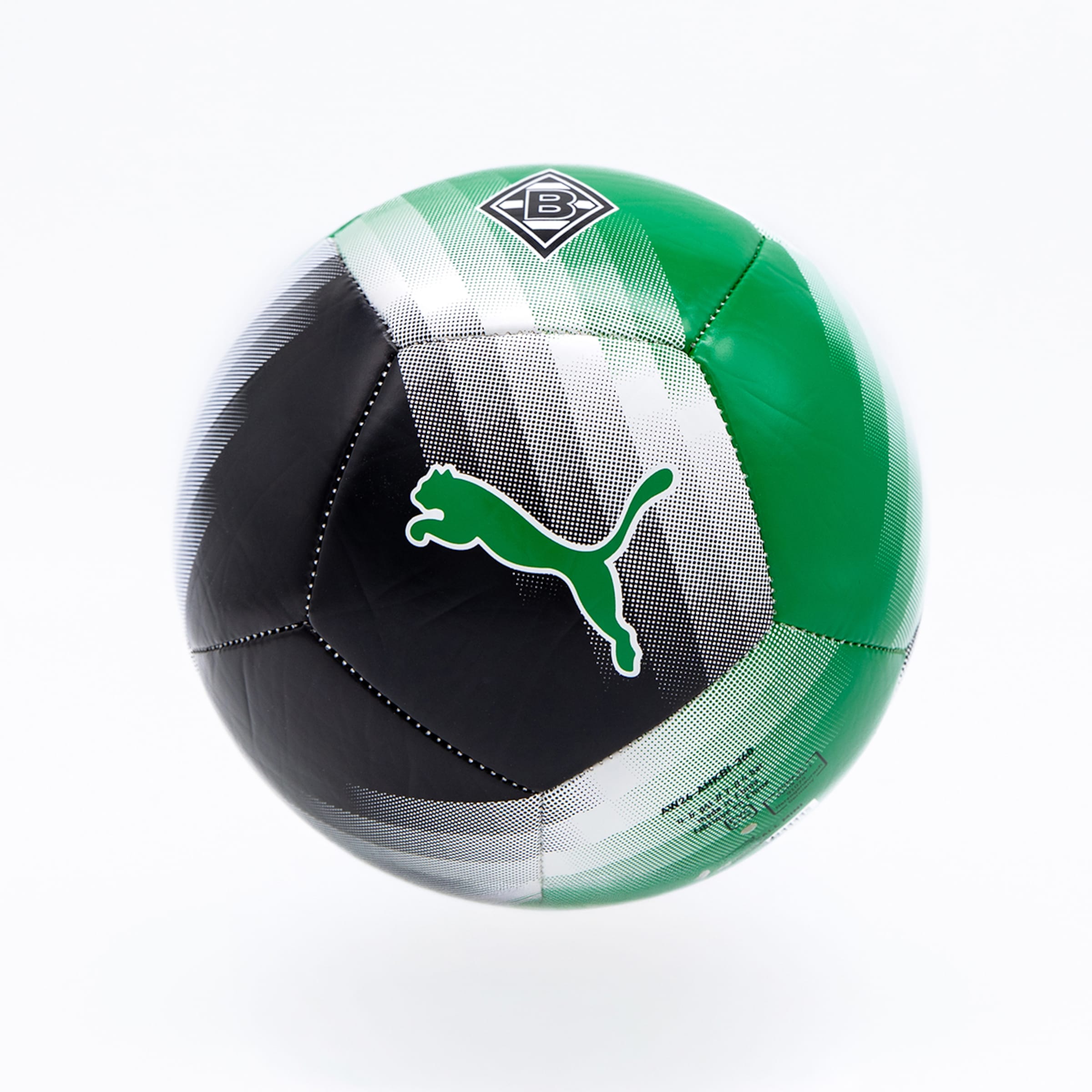 Ein grün-weiß-schwarzer Puma Fußball mit dem Borussia Mönchengladbach Logo und einem gepunkteten Design, aufgenommen vor weißem Hintergrund.
