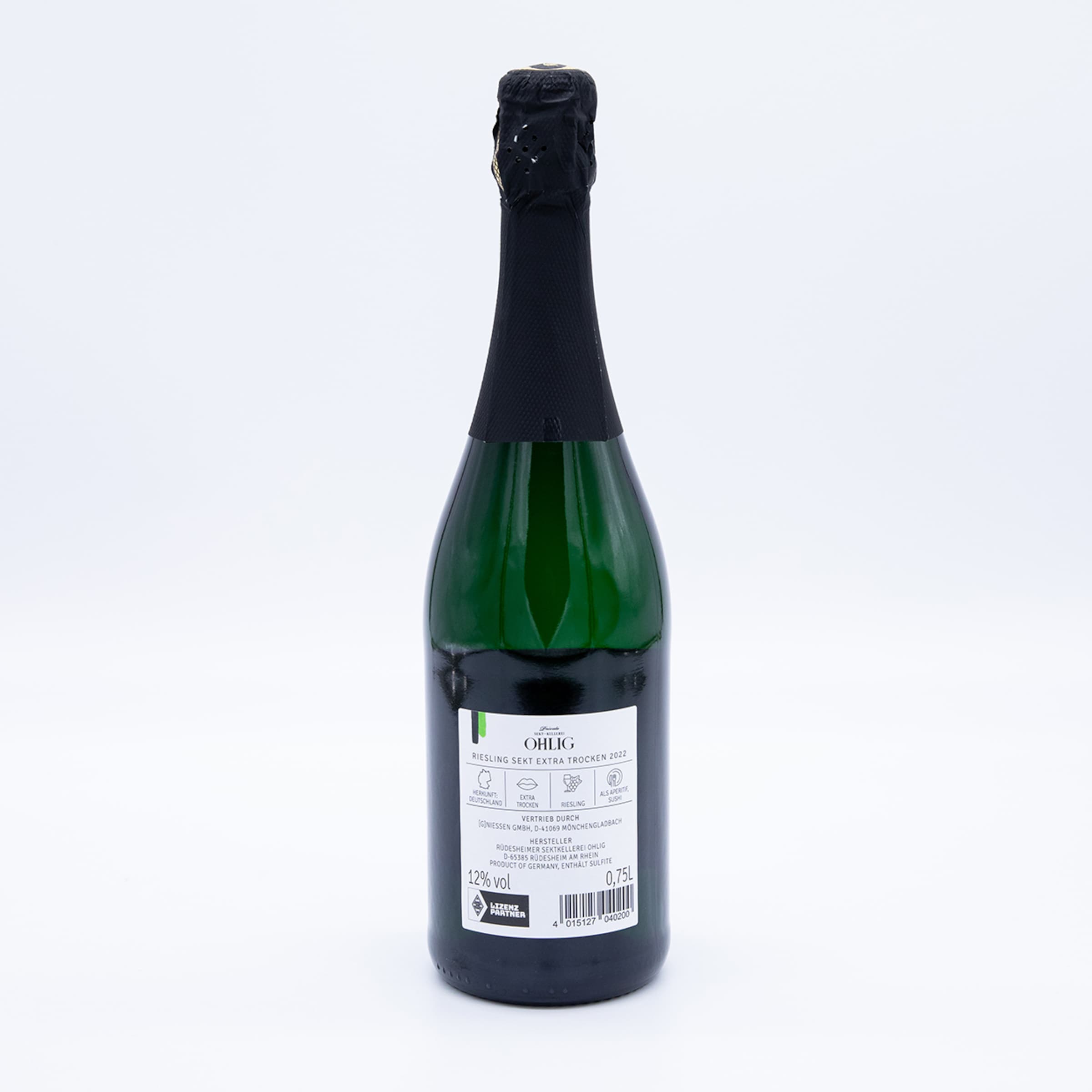 Ohlig Riesling Sekt Extra Trocken 2022, green glass bottle with black foil and white back label on white background.