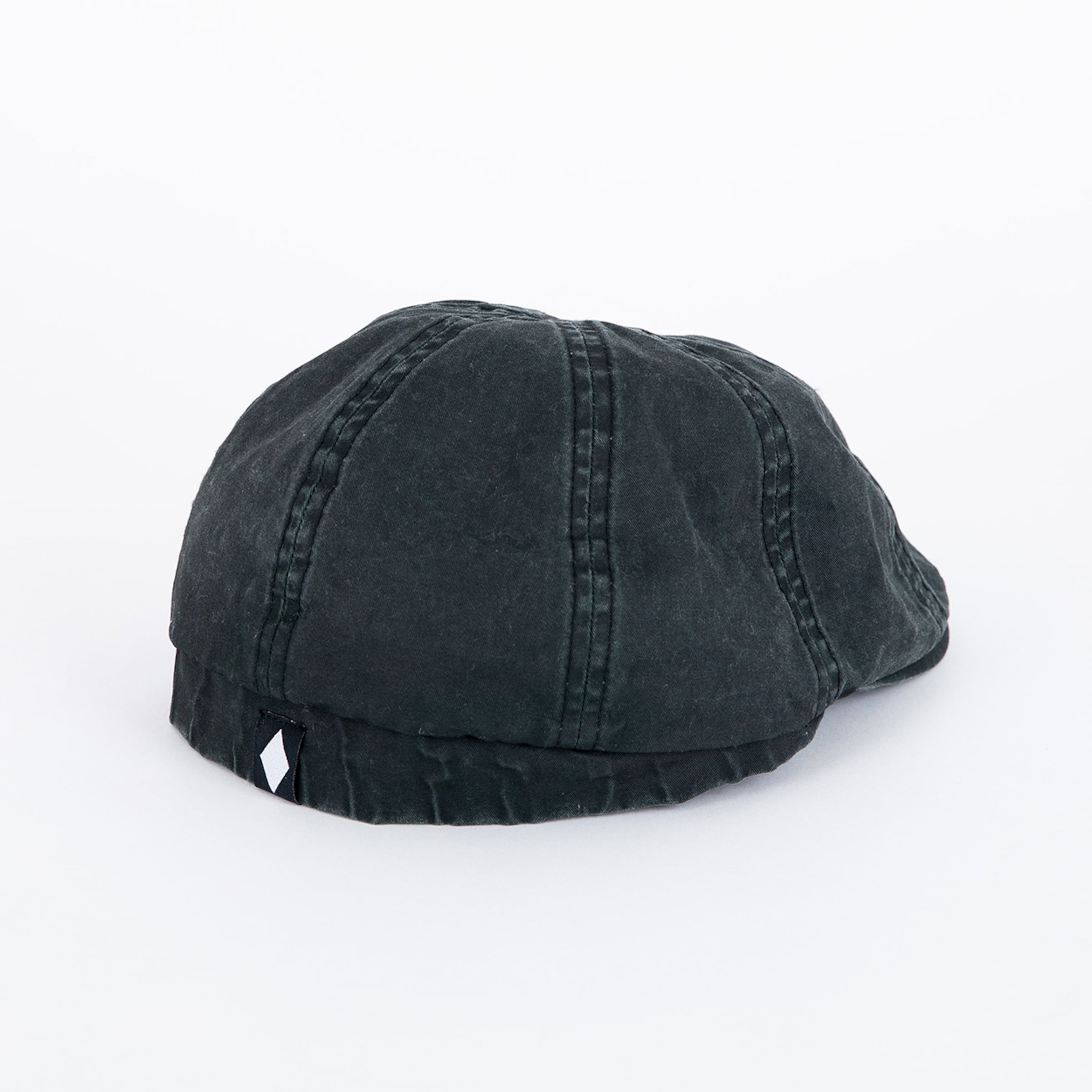 Schwarze Schiebermütze aus gewaschenem Stoff, Rückansicht mit kleinem Rauten-Logo am Saum vor weißem Hintergrund.