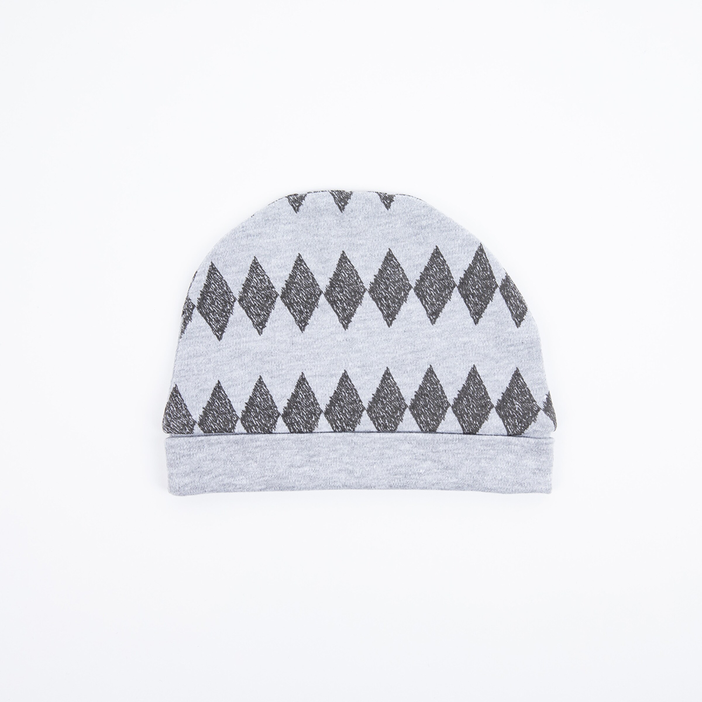 Grau gestrickte Mütze mit rautenförmigem Muster in Schwarz.