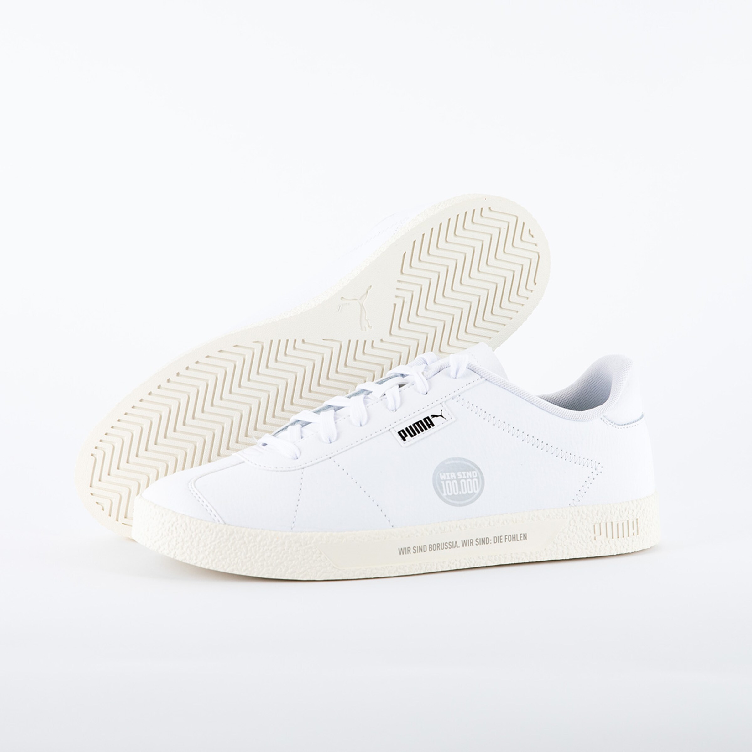 Weiße Sneakers von Puma mit einer rutschfesten Sohle und einem minimalistischen Design.