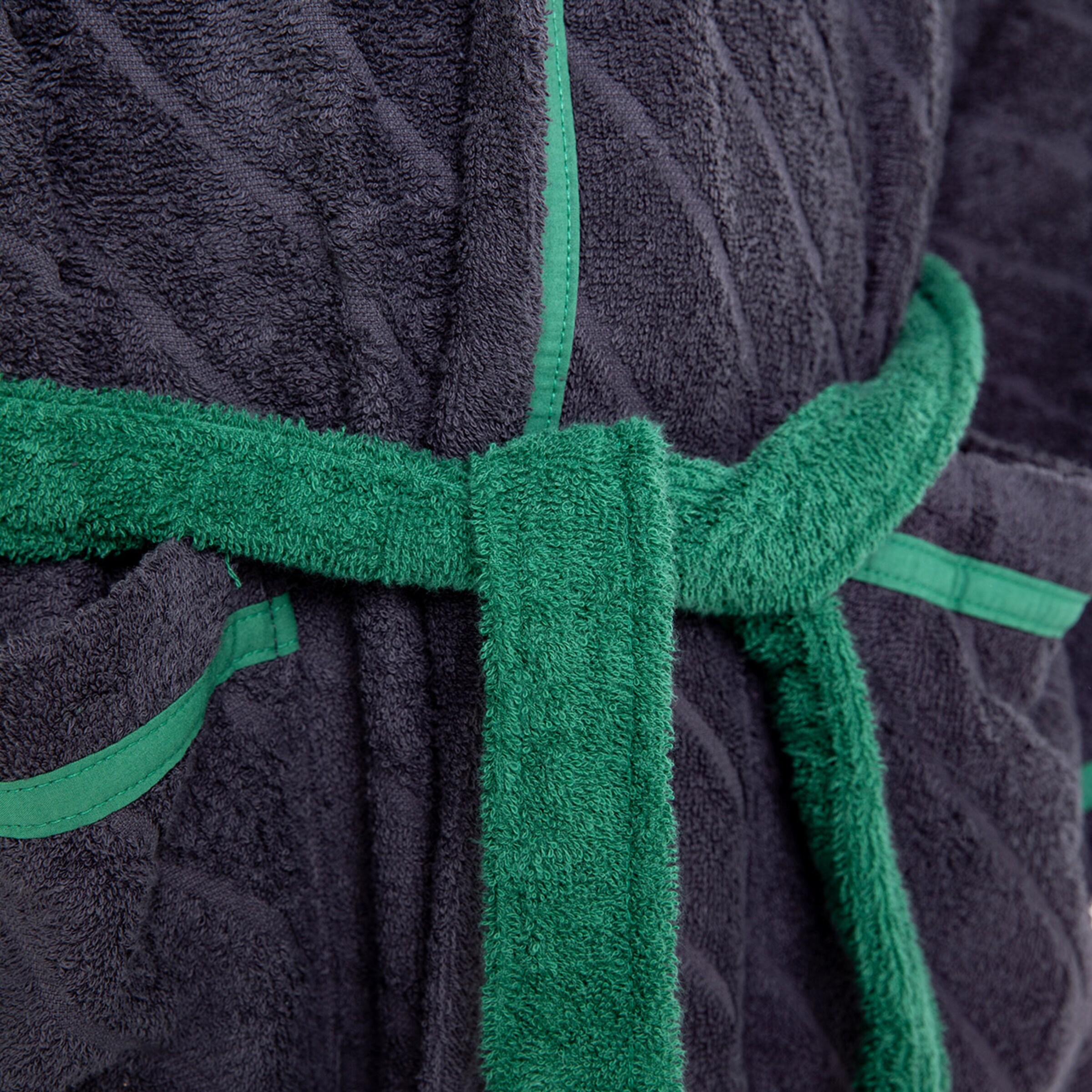 Dunkelgrauer Bademantel mit grüner Kordel und Taschen.