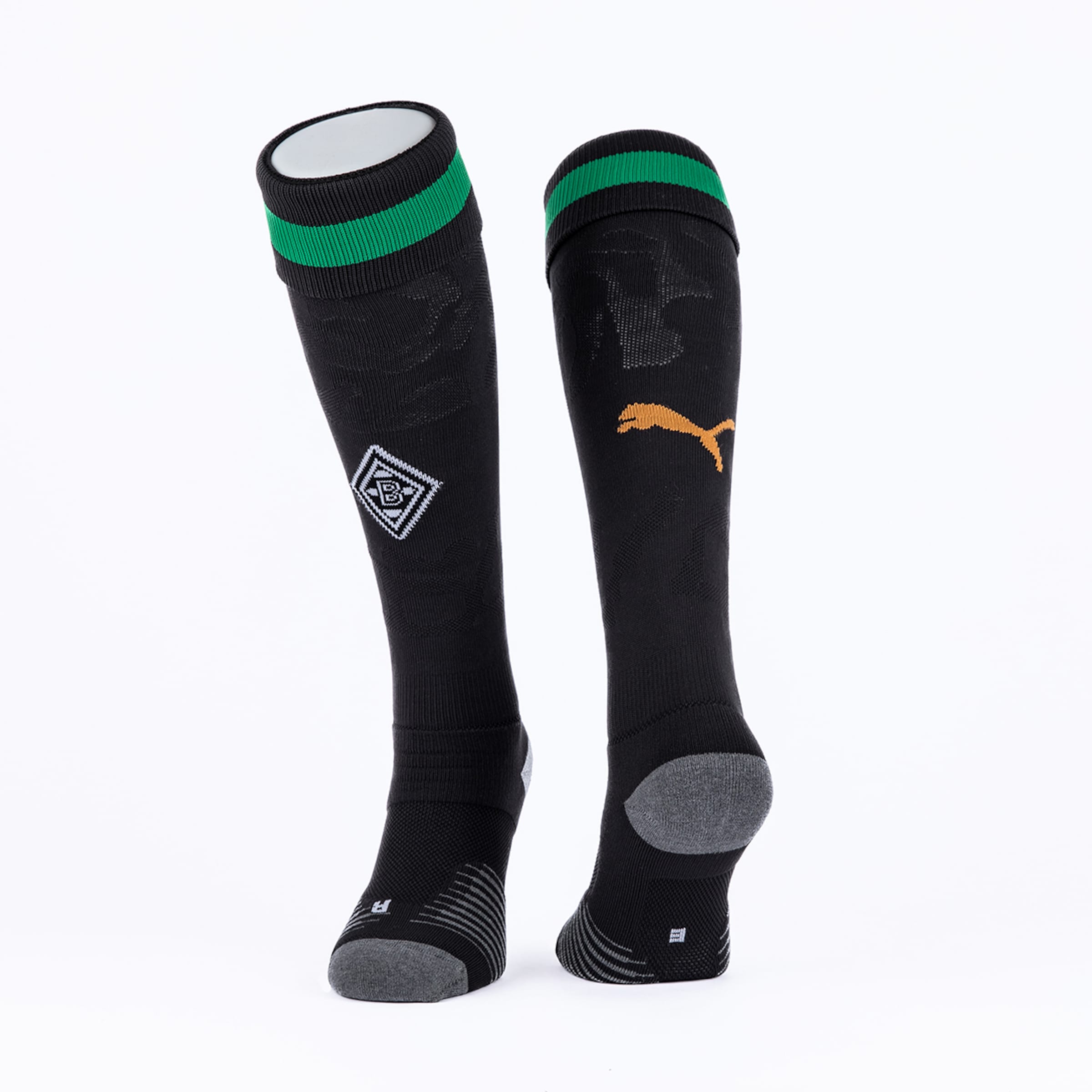 Schwarze Fußballstutzen mit grünem Rand, Borussia Mönchengladbach-Raute vorne und orangefarbenem Puma-Logo hinten.
