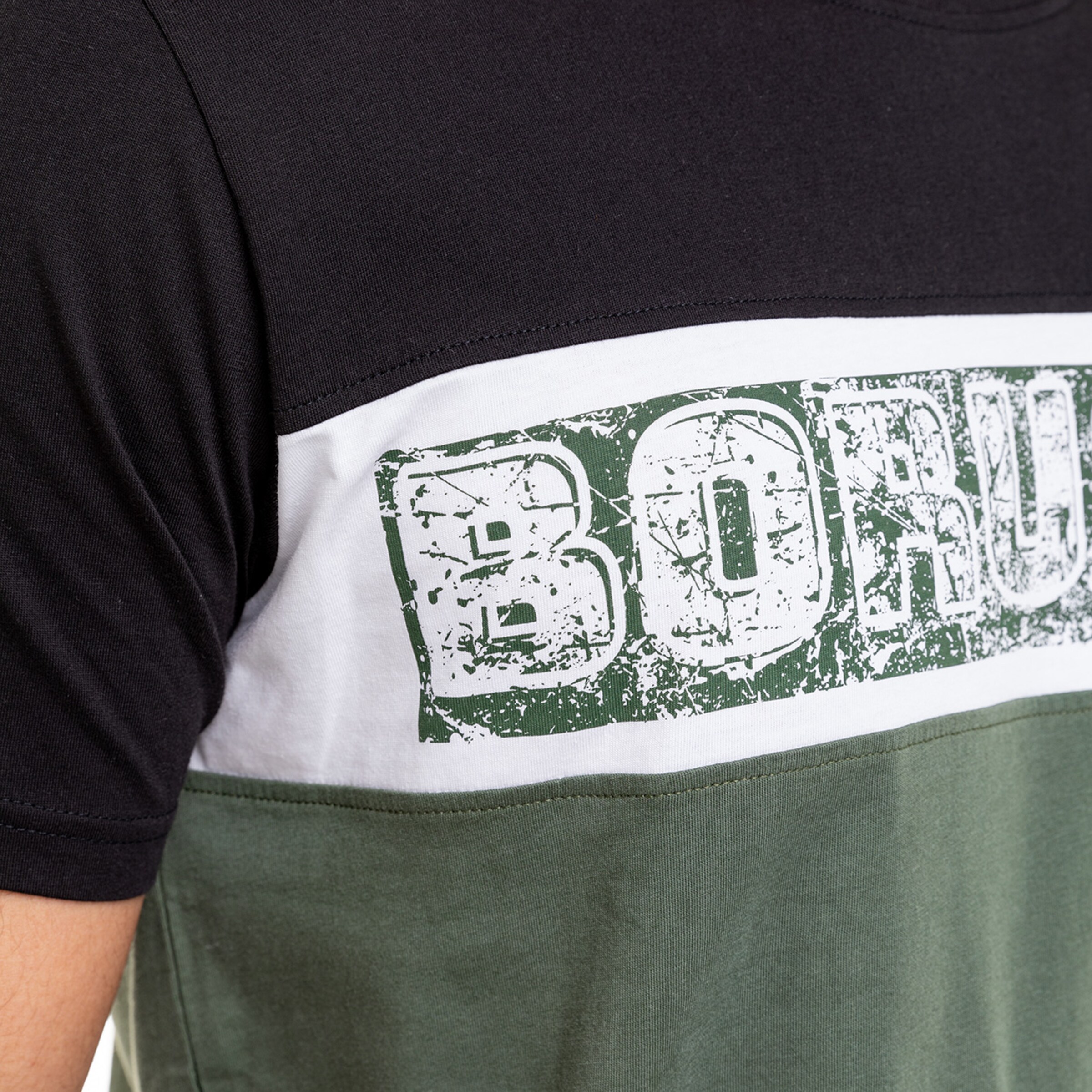 Schwarzes T-Shirt mit grauem und grünem farbigen Block und dem Aufdruck BORUSSIAB in grauer Schrift.