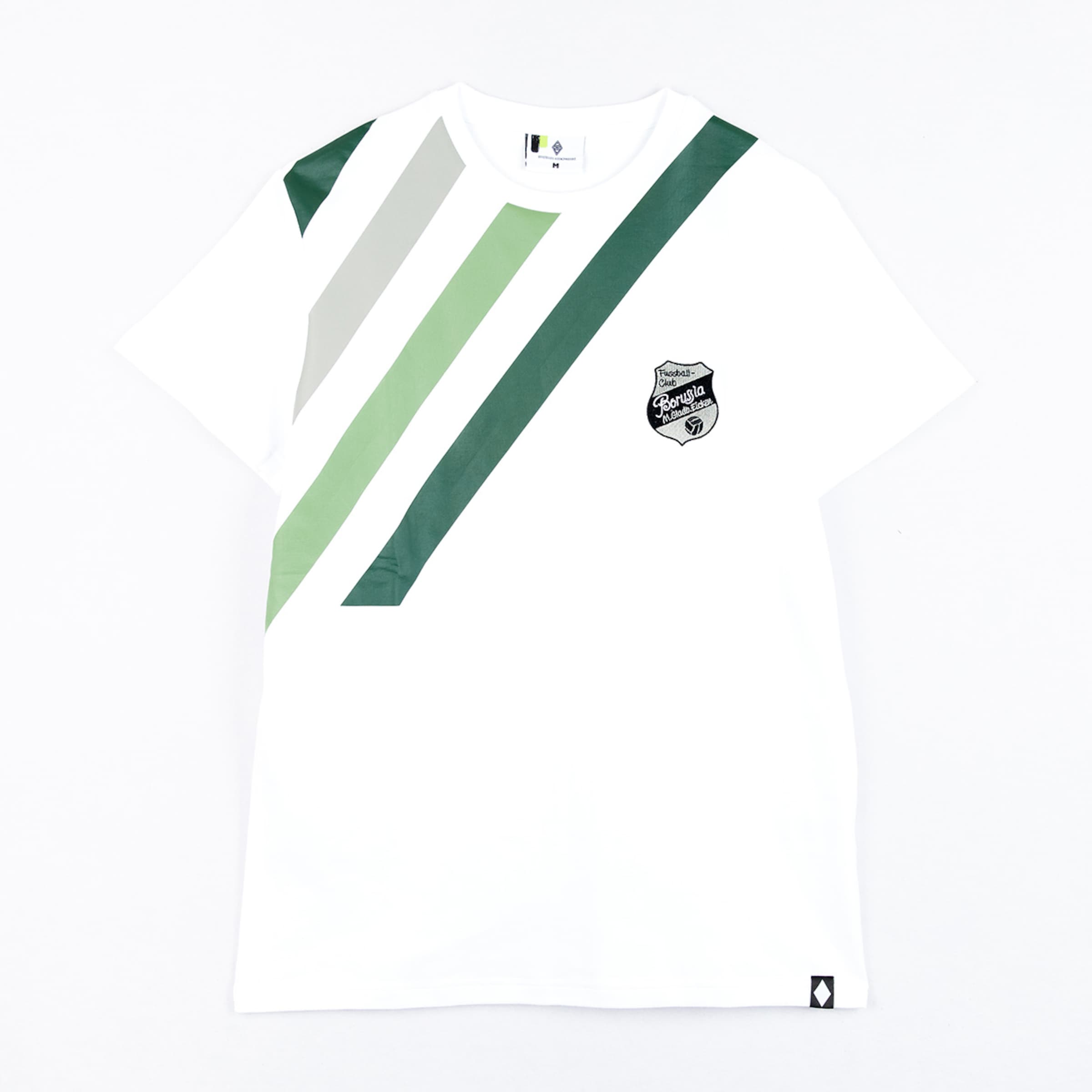 Weißes T-Shirt mit drei diagonalen Streifen in verschiedenen Grüntönen und einem schwarzen Vereinswappen der Borussia auf der Brust.