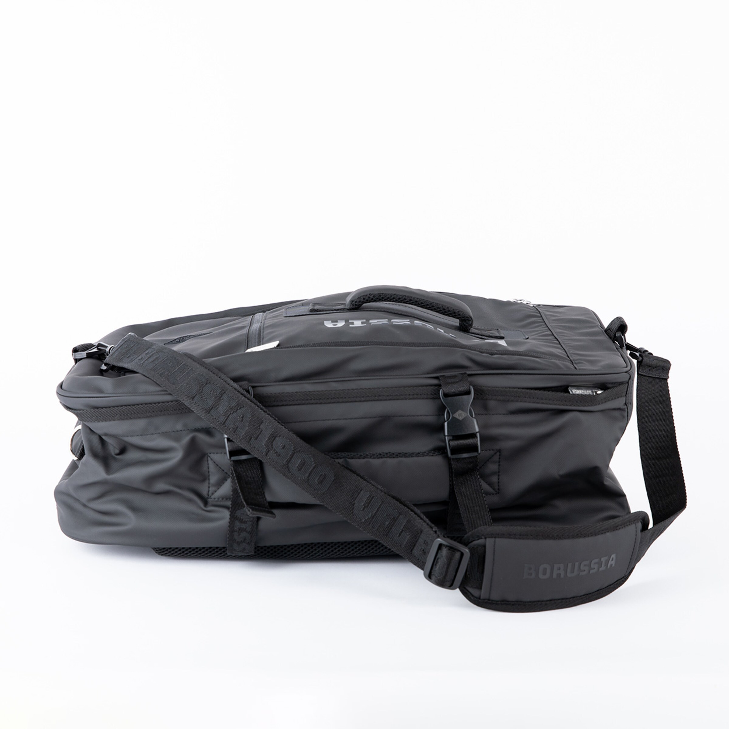 Schwarze Sporttasche mit verstellbarem Schultergurt seitlichem Netzfach und Reißverschluss.