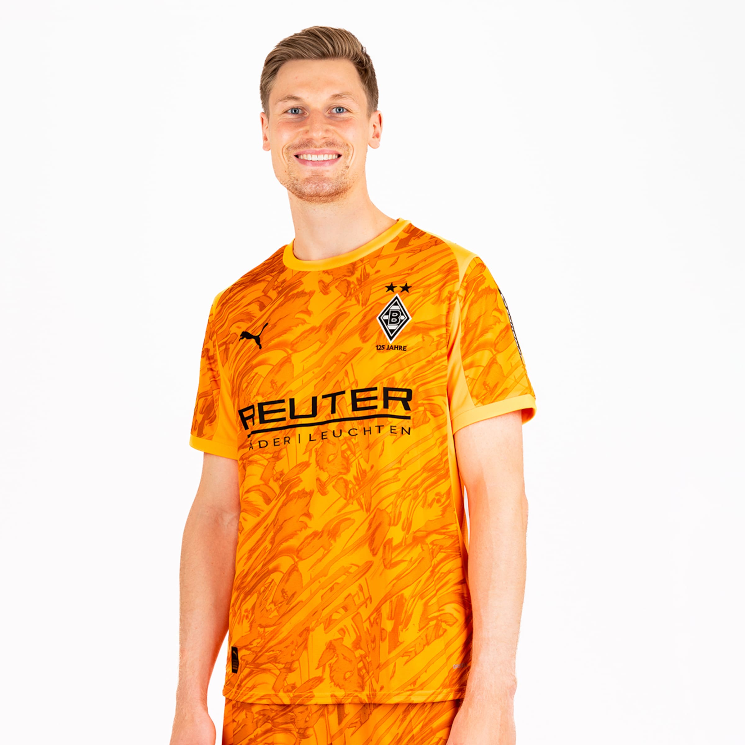Torwart in orangefarbigem Trikot mit Vereinslogo von Borussia Mönchengladbach.