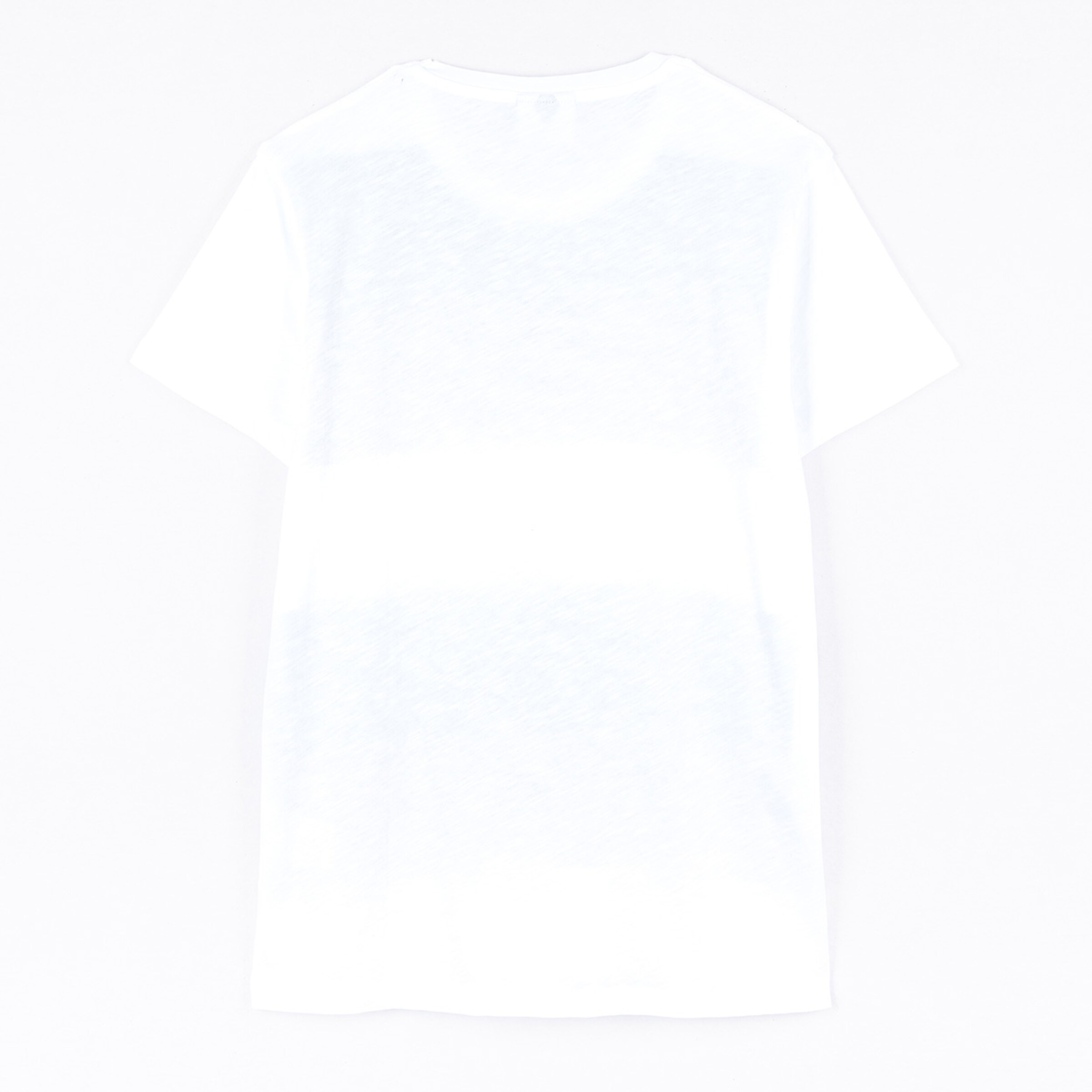 Rückansicht eines schlichten weißen T-Shirts aus leicht strukturiertem Stoff auf weißem Hintergrund.