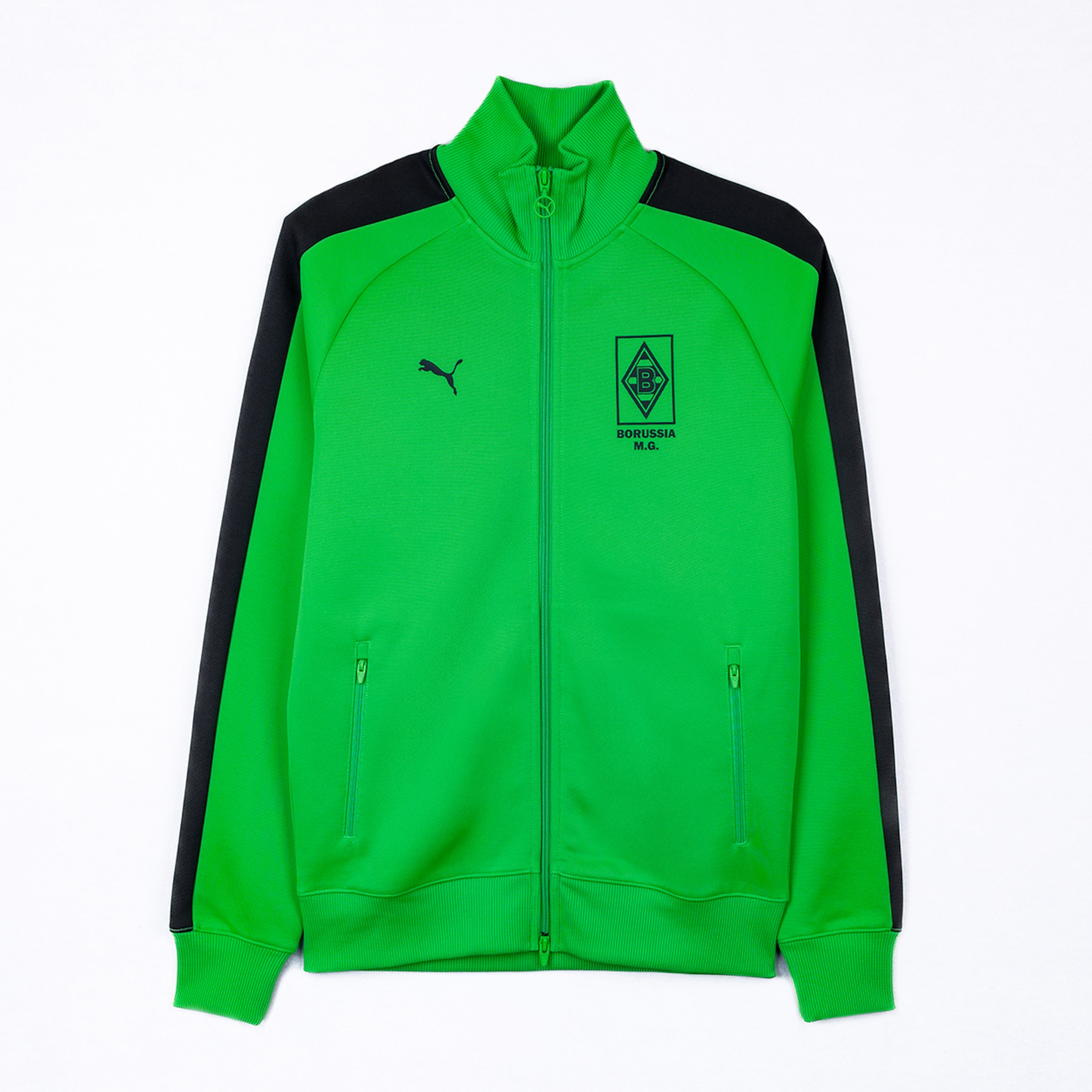 Grüne Borussia Mönchengladbach Puma Trainingsjacke mit schwarzen Einsätzen, Vereinswappen und Logo auf weißem Hintergrund.