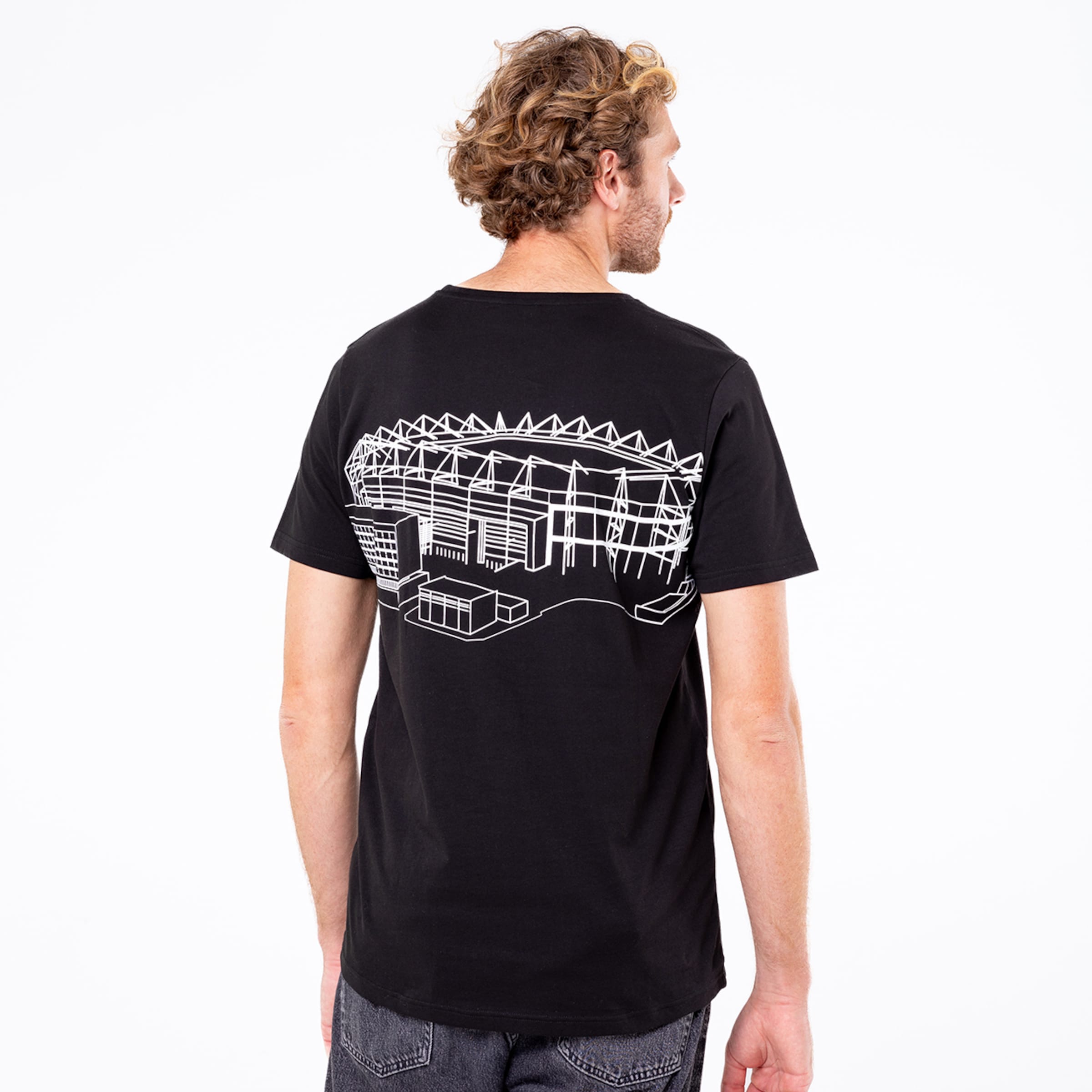 Schwarzes T-Shirt mit einem weißen grafischen Print des Stadions auf dem Rücken.