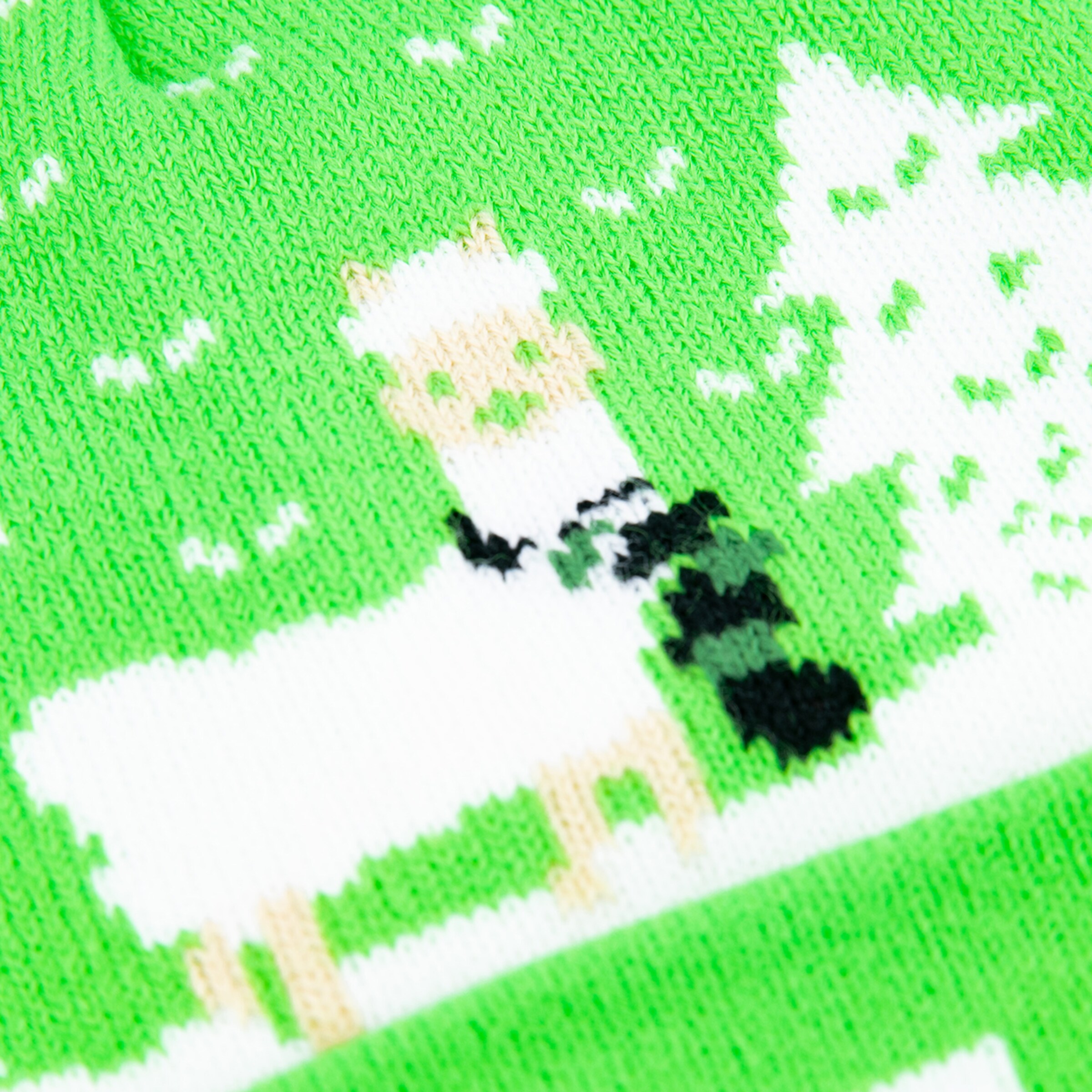 Ein gestrickter Pullover mit einem stilisierten Lamm-Motiv.