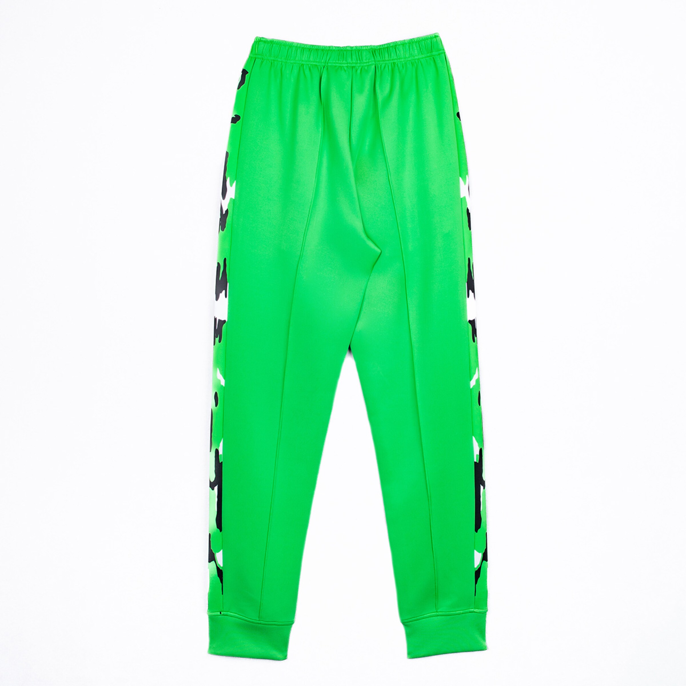 Grüne Trainingshose mit schwarzen und weißen Camouflage-Streifen an den Seiten.