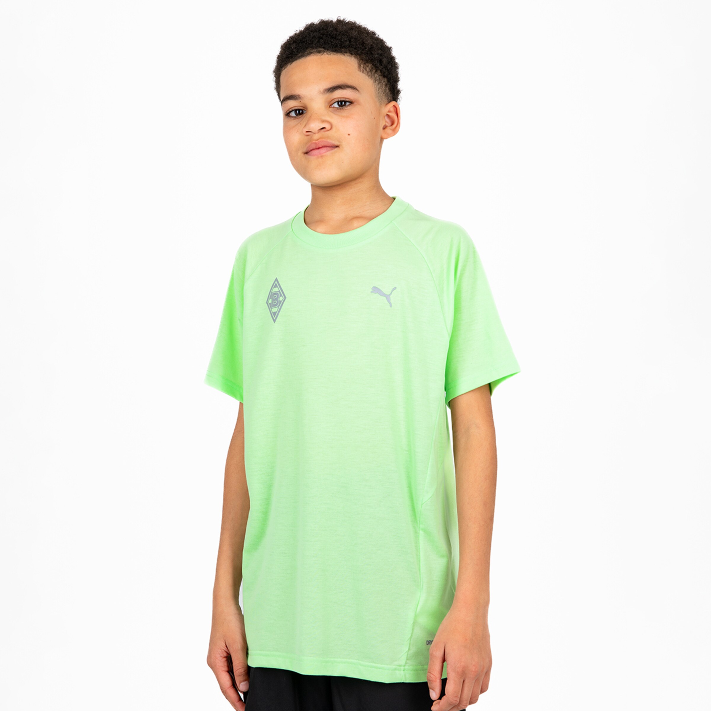 Junge trägt ein grünes Puma T-Shirt mit Borussia Mönchengladbach-Logo
