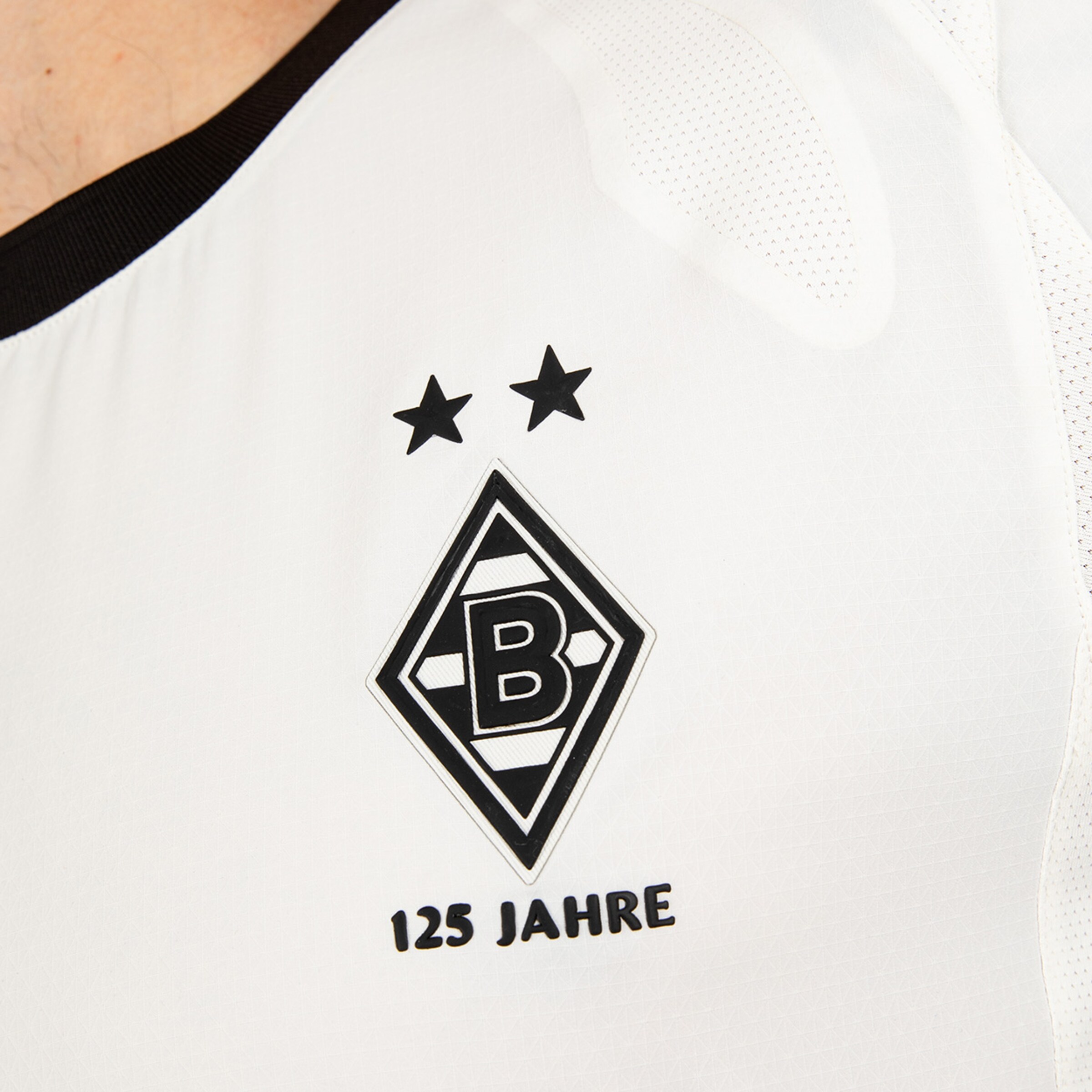 Detailaufnahme des Borussia Mönchengladbach Trikots mit Logo und dem Text 125 Jahre.