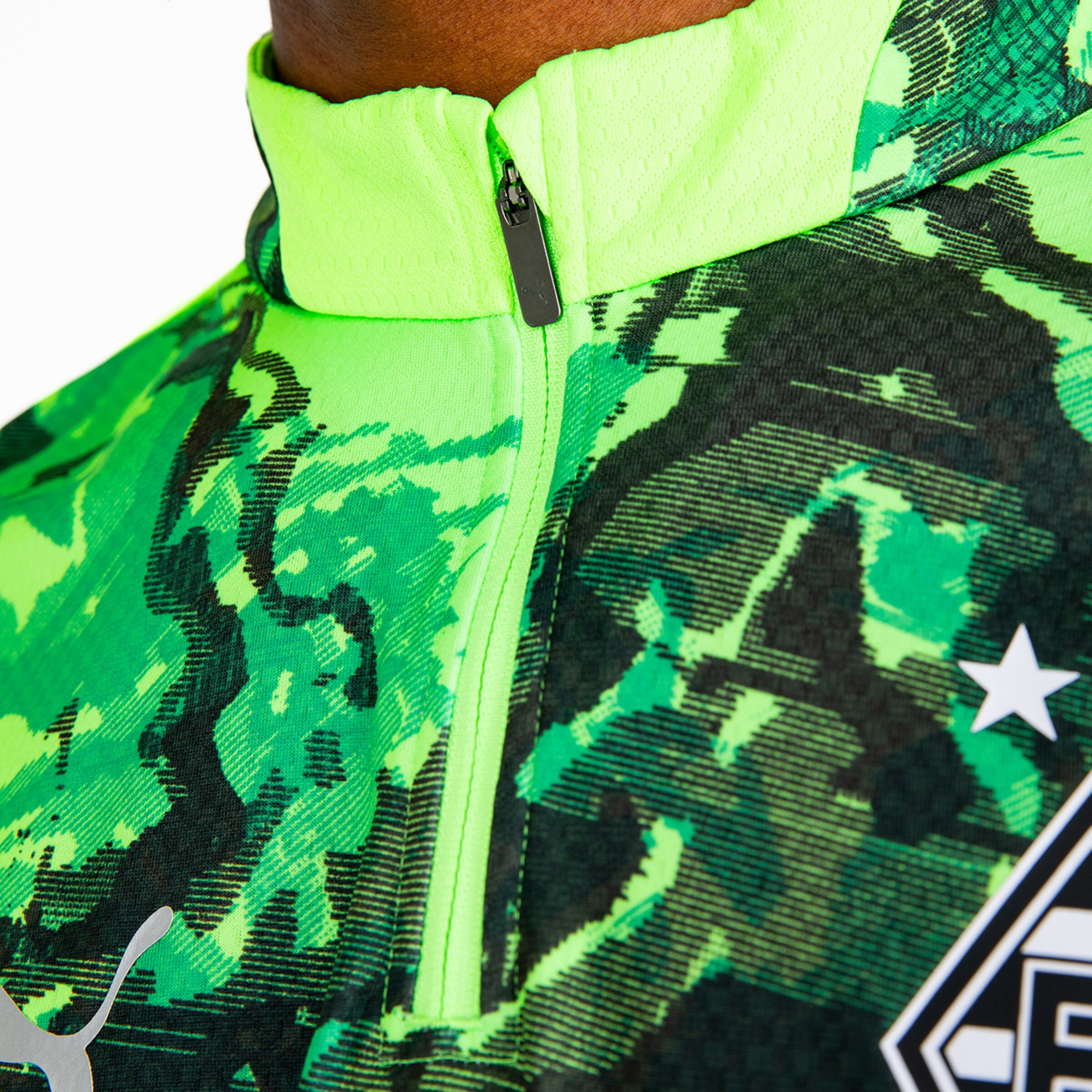 Grüner Trainingsanzug von Borussia Mönchengladbach mit kurzem Reißverschluss und geometrischem Muster.