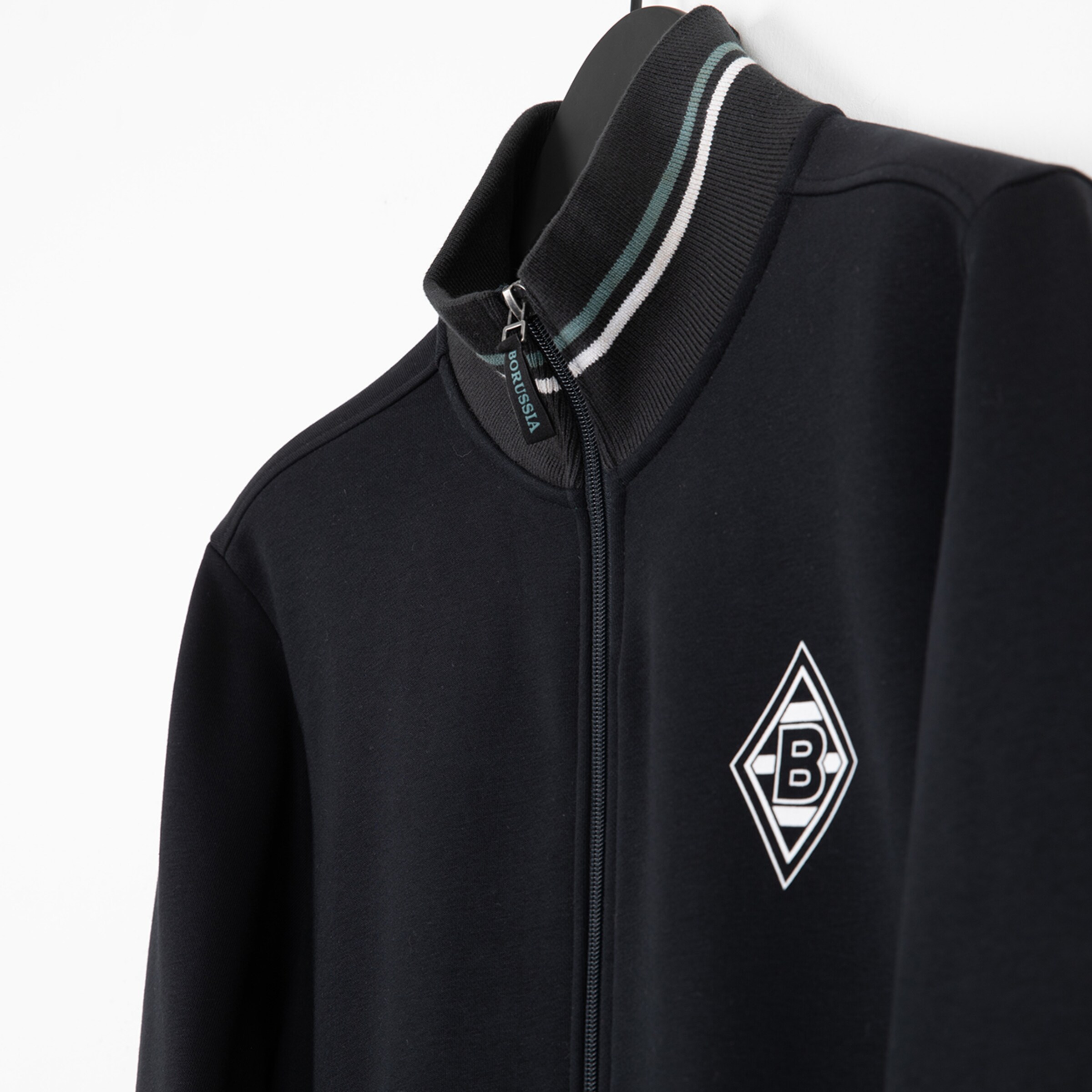 Schwarz-hydrierte Jacke mit Reißverschluss und Borussia Mönchengladbach Logo.