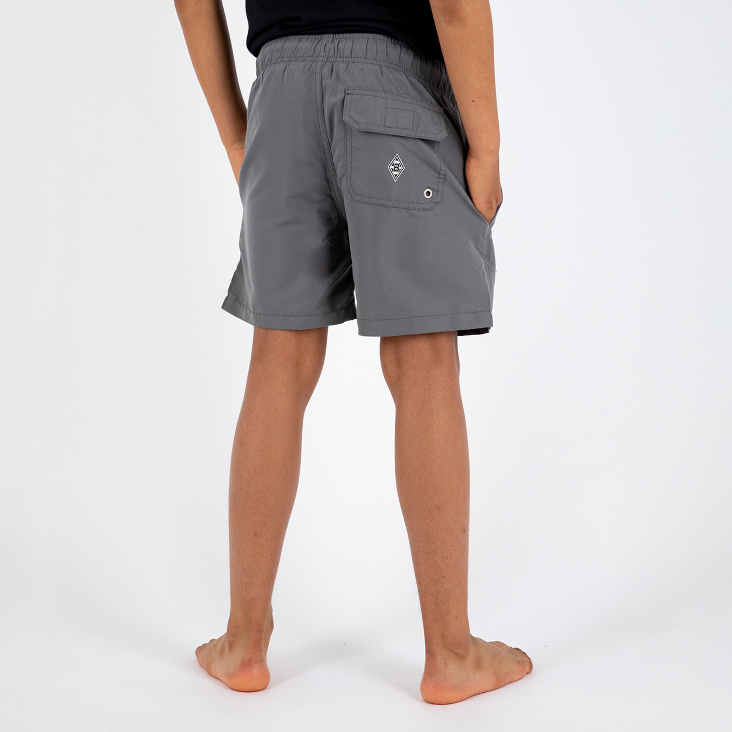 Graue Shorts für Kinder mit seitlichen Taschen Blick von hinten.