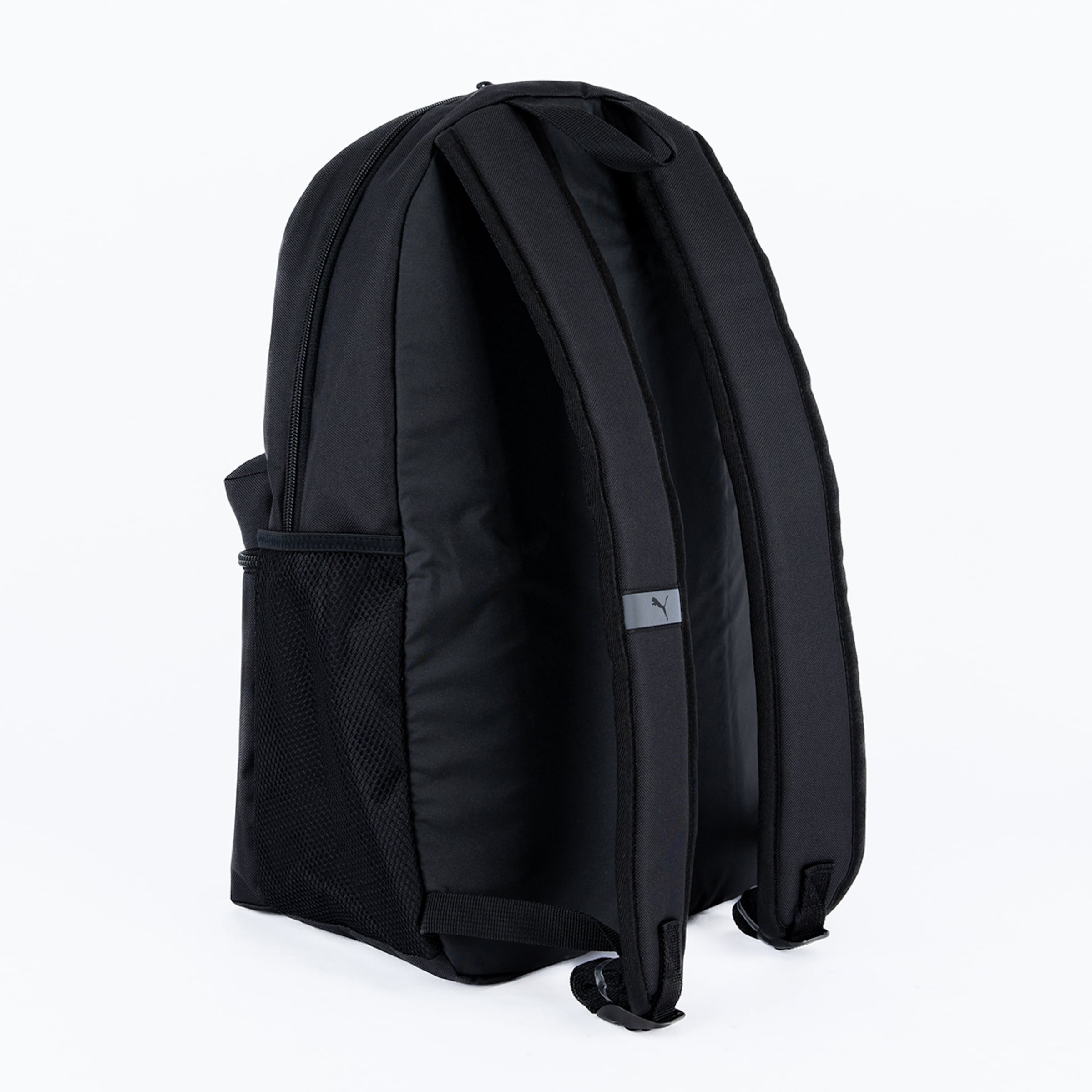 Rückansicht eines schwarzen Puma Rucksacks mit gepolsterten Gurten, oberem Tragegriff und seitlichem Netzfach auf weißem Hintergrund.