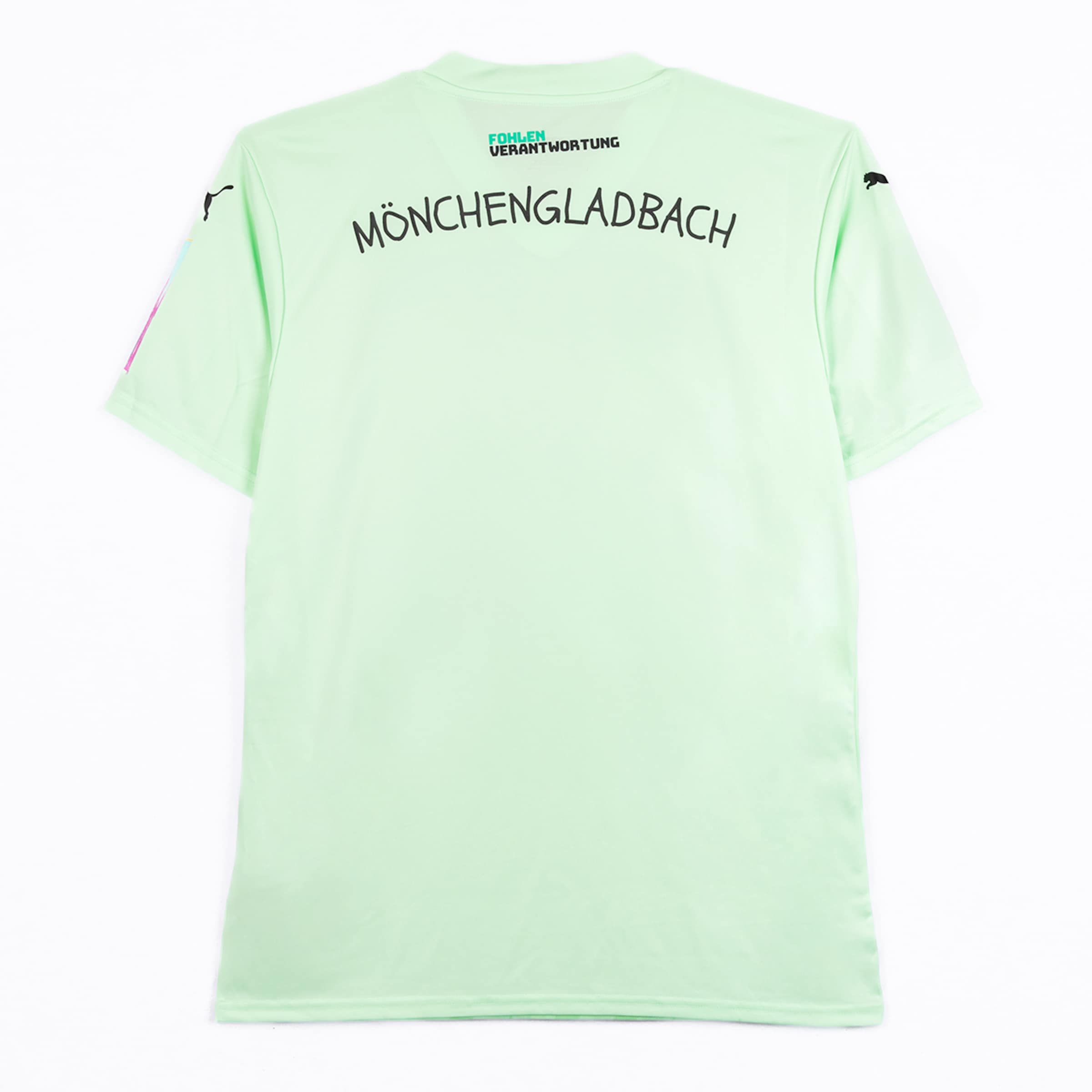 Mintgrünes Borussia Mönchengladbach Trikot mit Rückenschriftzug.