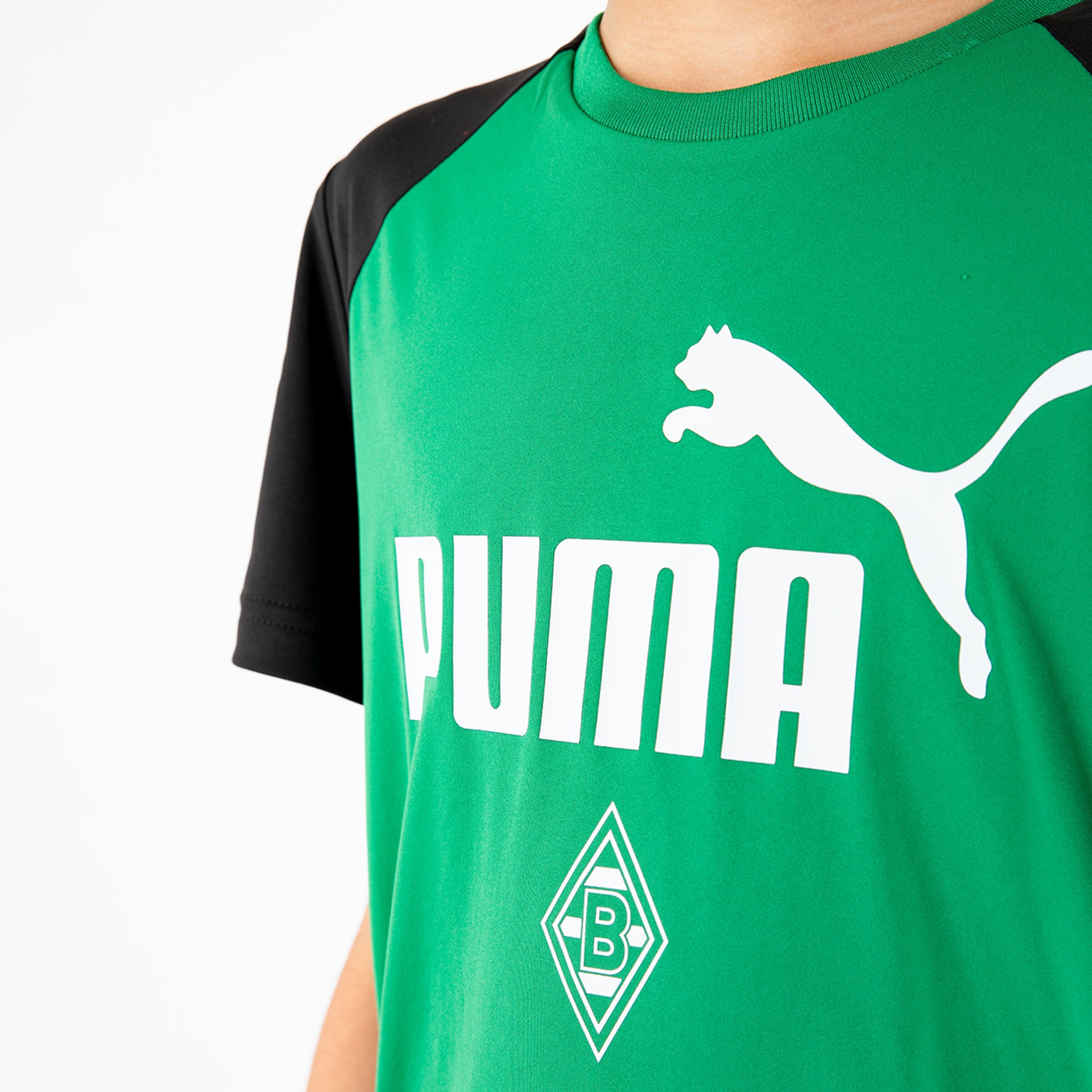 Grünes T-Shirt von Puma mit schwarzem Ärmel bedruckt mit dem Schriftzug PUMA und dem Borussia Mönchengladbach-Logo.