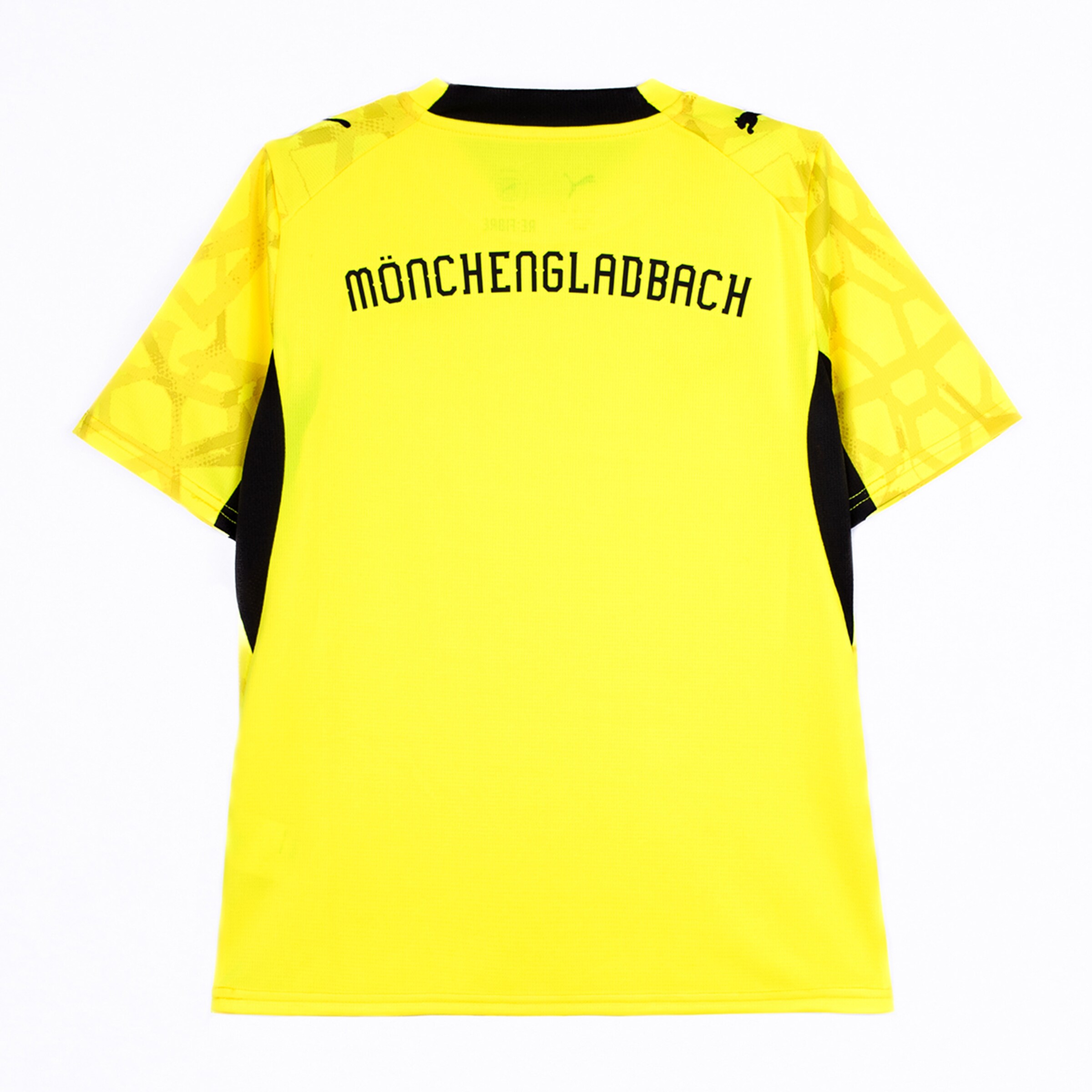 Rückansicht eines gelben Puma Borussia Mönchengladbach Trikots mit schwarzem Schriftzug „MÖNCHENGLADBACH“.