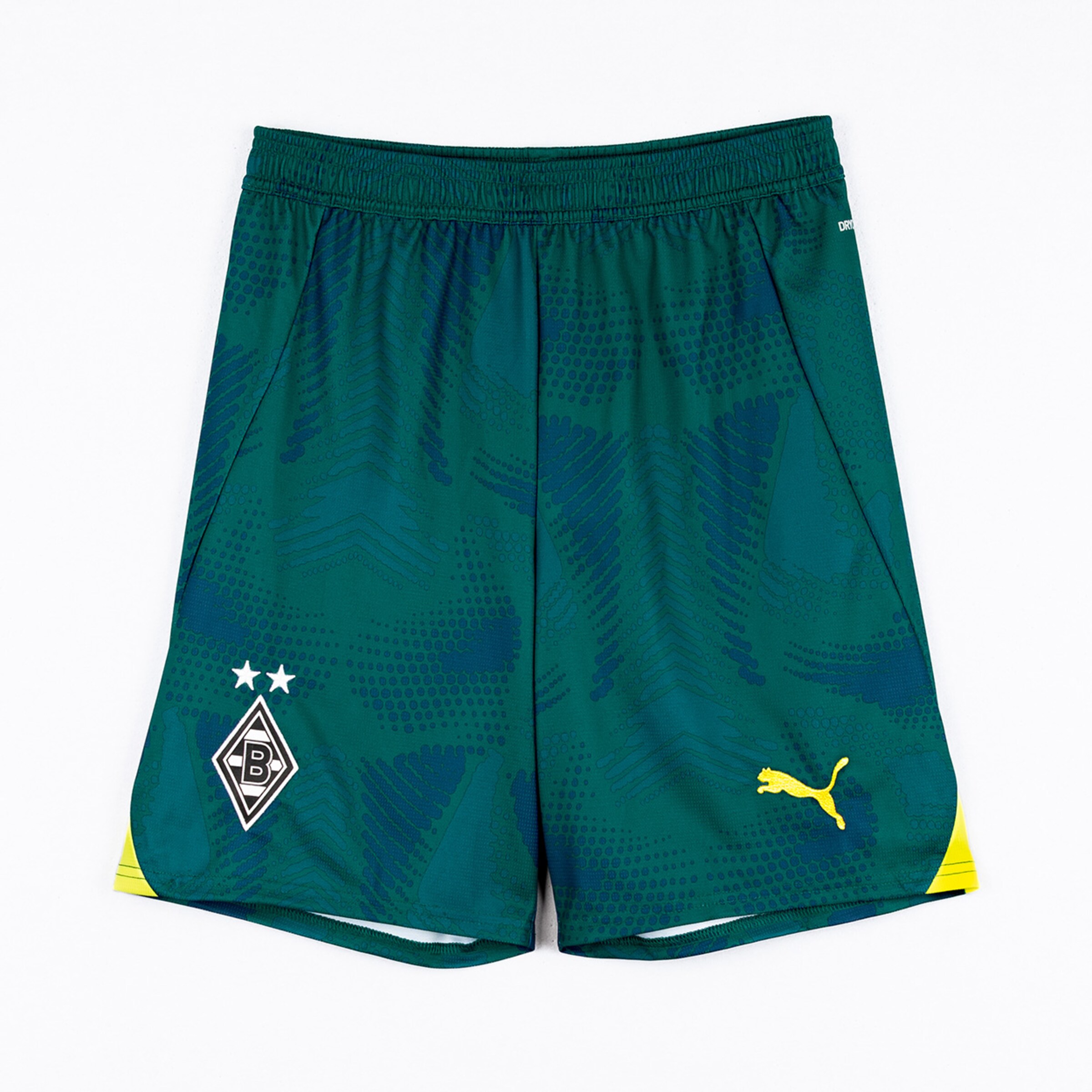 Grüne Sportshorts mit Puma-Logo und Borussia Mönchengladbach-Emblem.