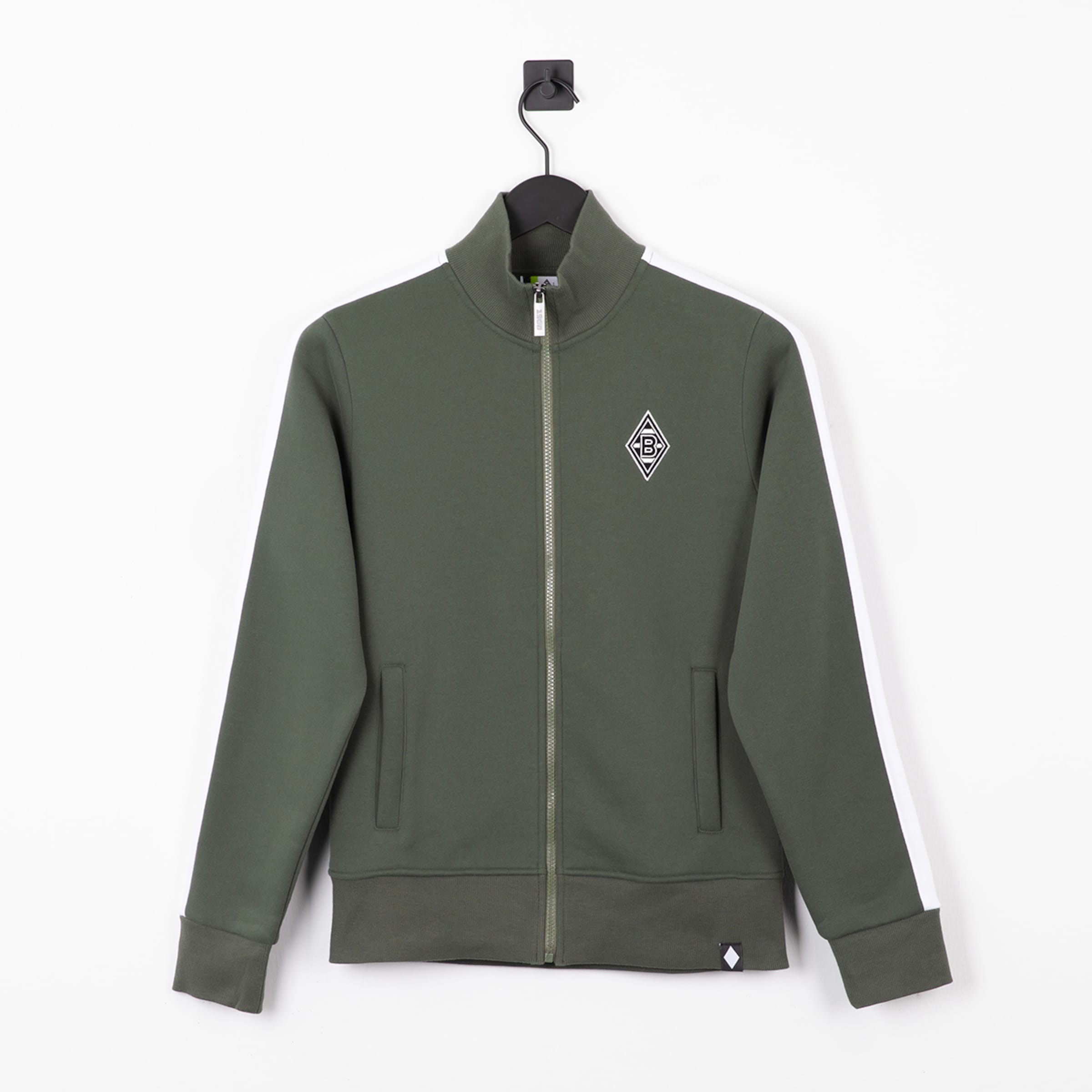 Olivegrüne Trainingsjacke mit Reißverschluss, weißen Ärmelstreifen und Borussia Mönchengladbach Logo auf der linken Brust.