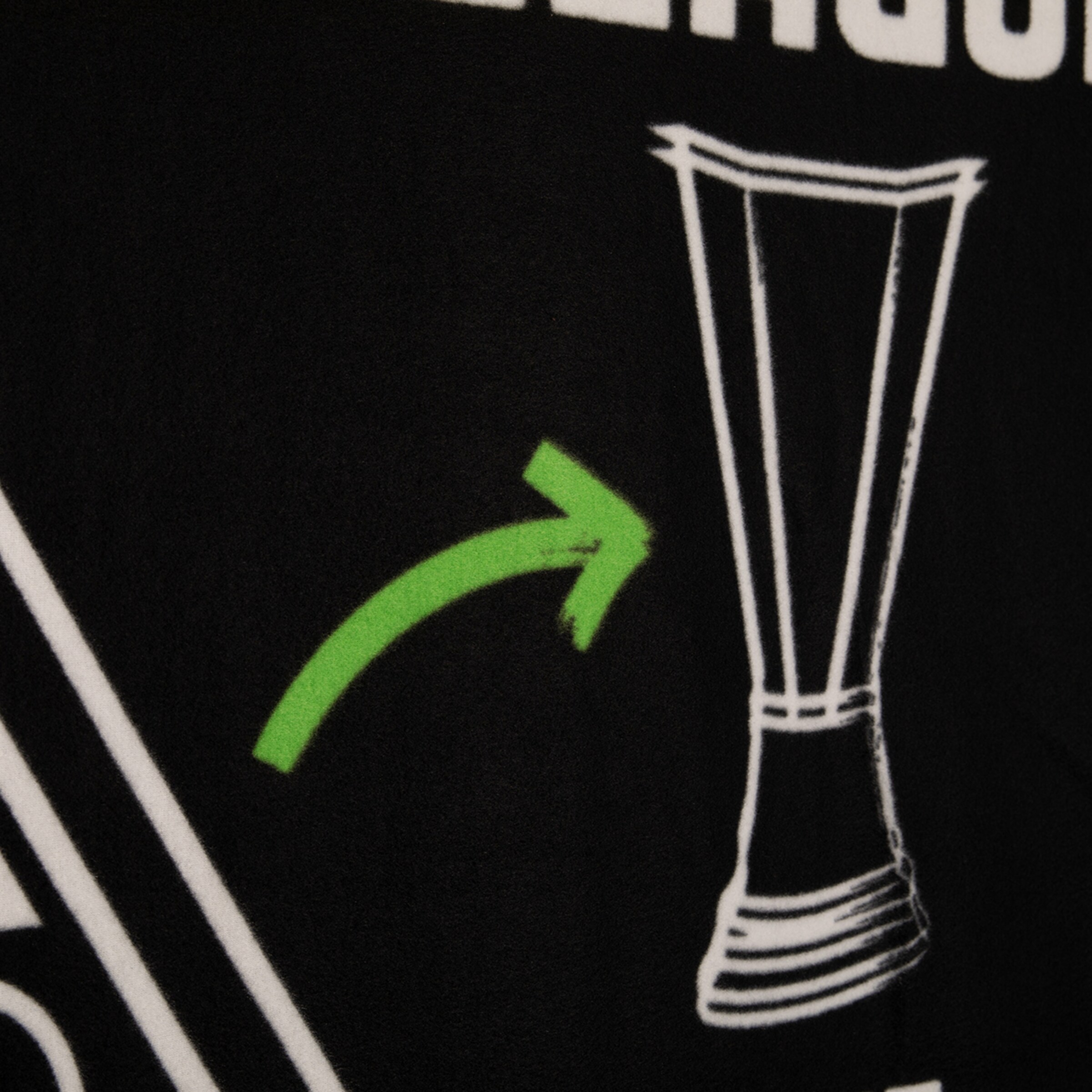 Ein weiß gezeichneter Europa-League-Pokal auf schwarzem Grund. Ein grüner, geschwungener Pfeil zeigt von links auf die Trophäe.