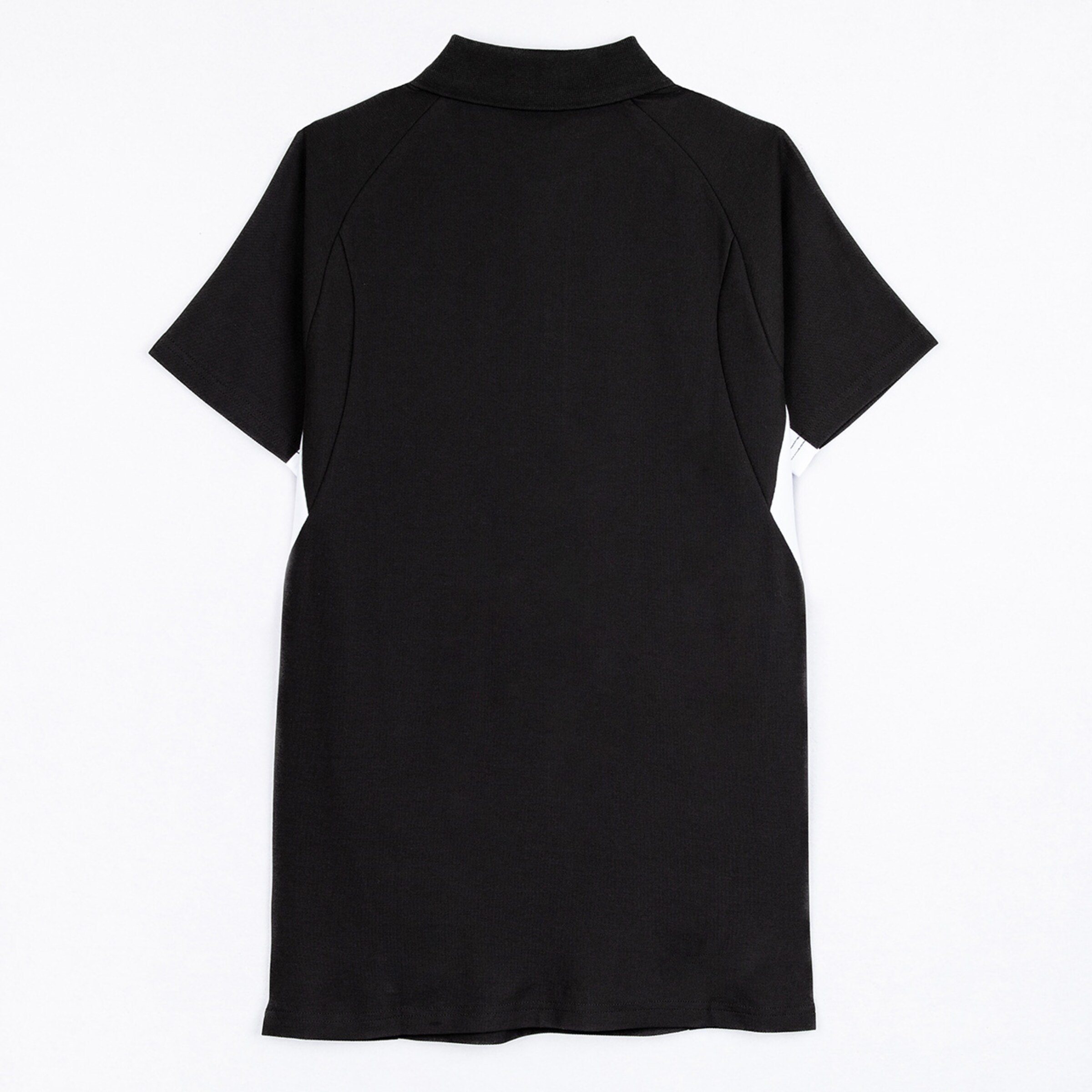 Schwarzes Poloshirt mit kurzen Ärmeln und Kragen von hinten betrachtet.