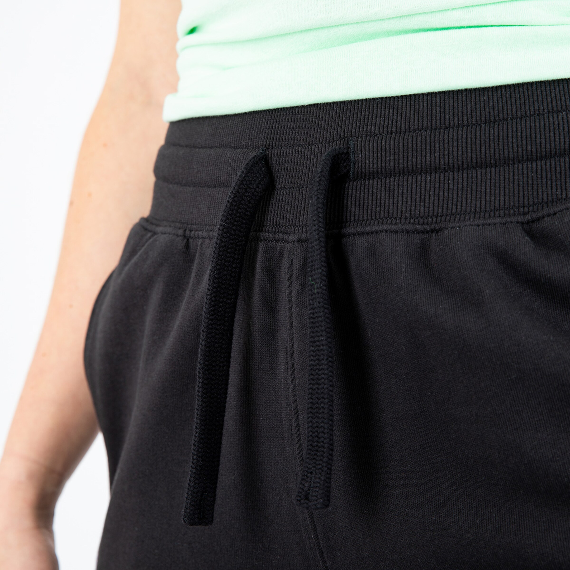 Schwarze Sporthose mit elastischem Bund und Kordelzug.