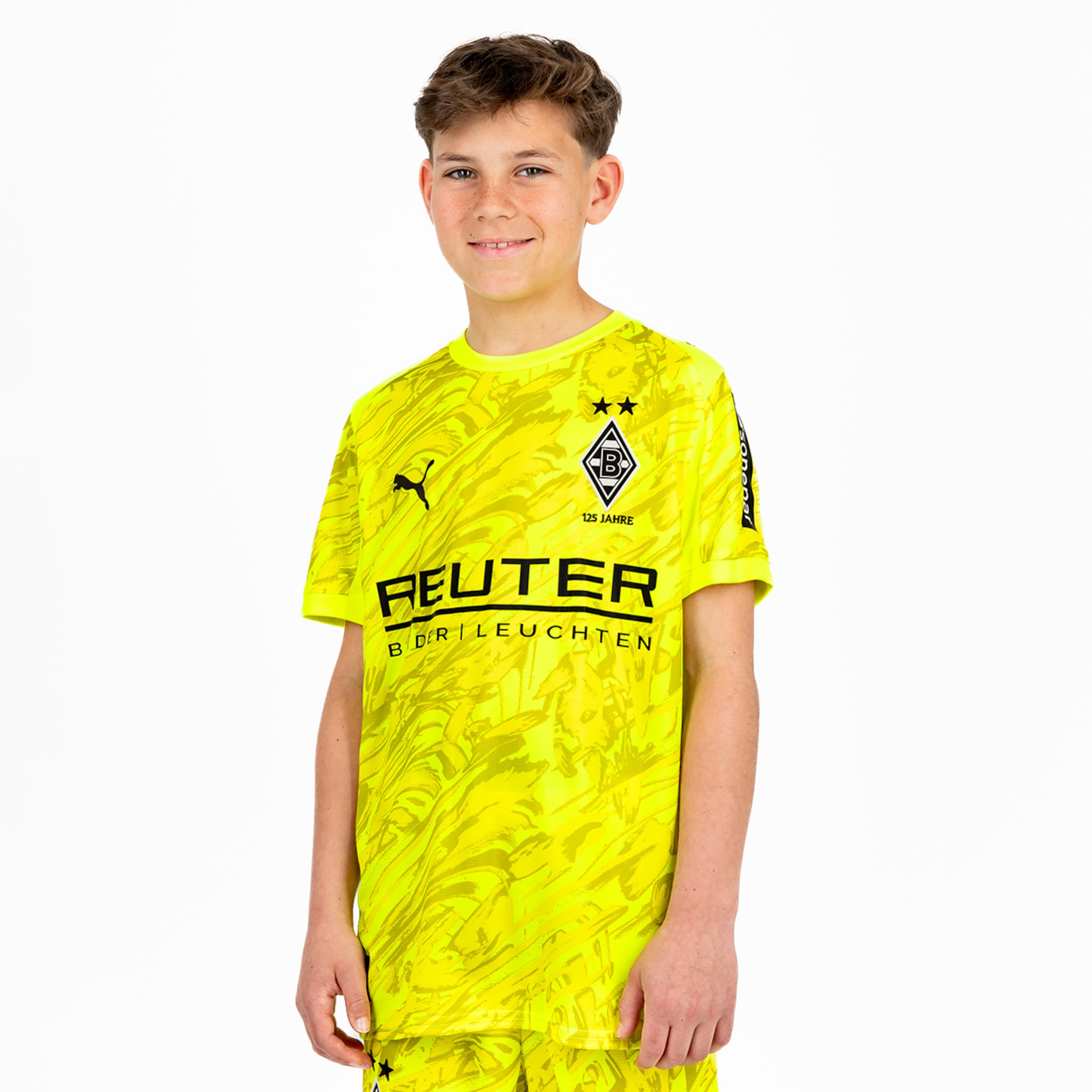 Junge trägt das Herren-Trikot von Borussia Mönchengladbach in Gelb mit schwarzem Logo und Schriftzug.