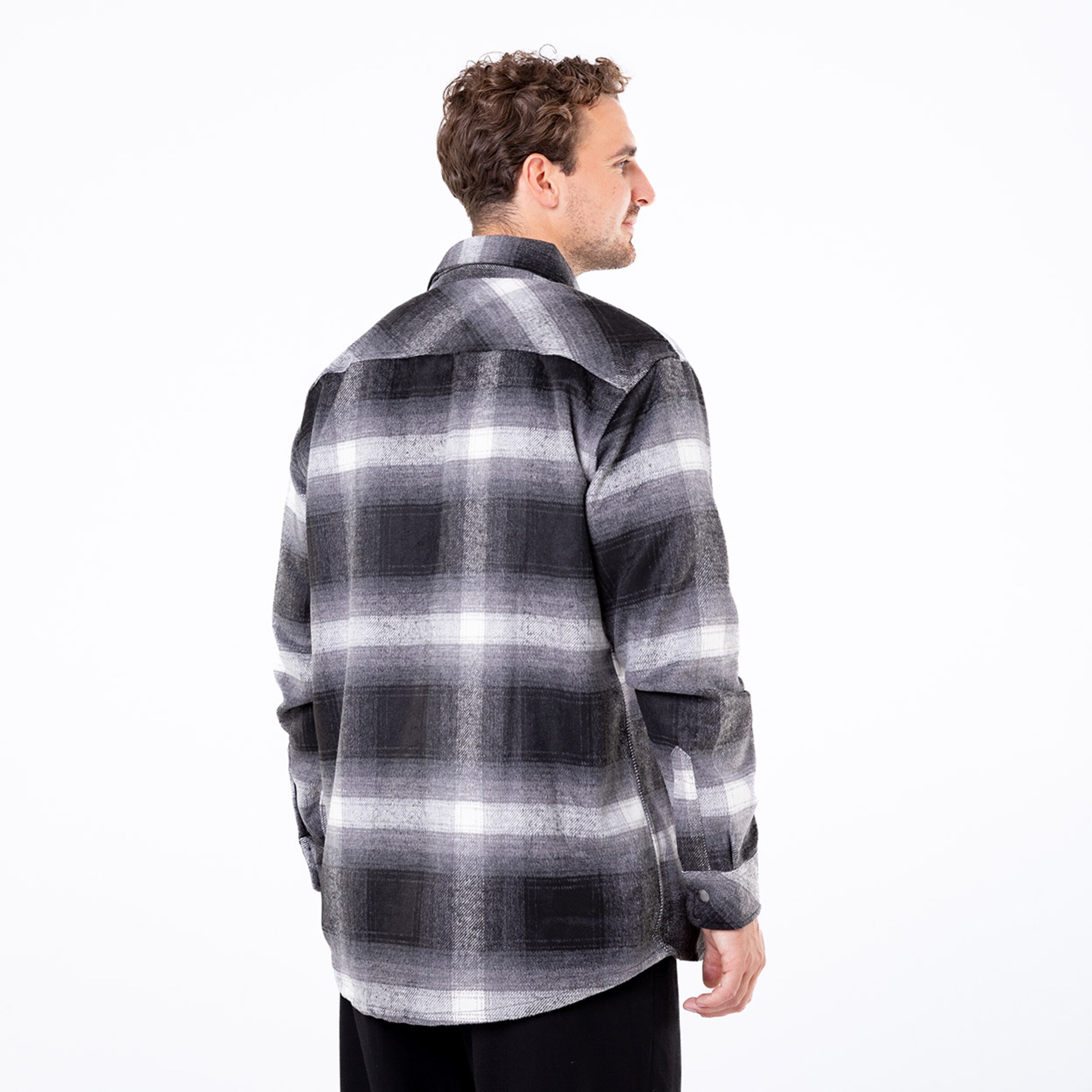 Mann mit nackenrichtiger Ansicht in einem karierten Hemd.