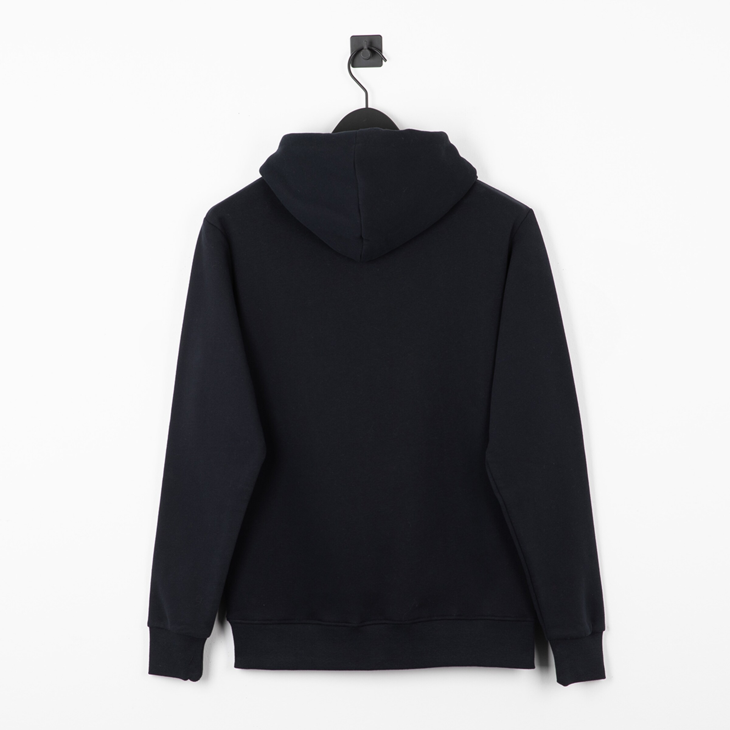 Schwarzer Hoodie von hinten aufgehängt mit Kapuze und langen Ärmeln.