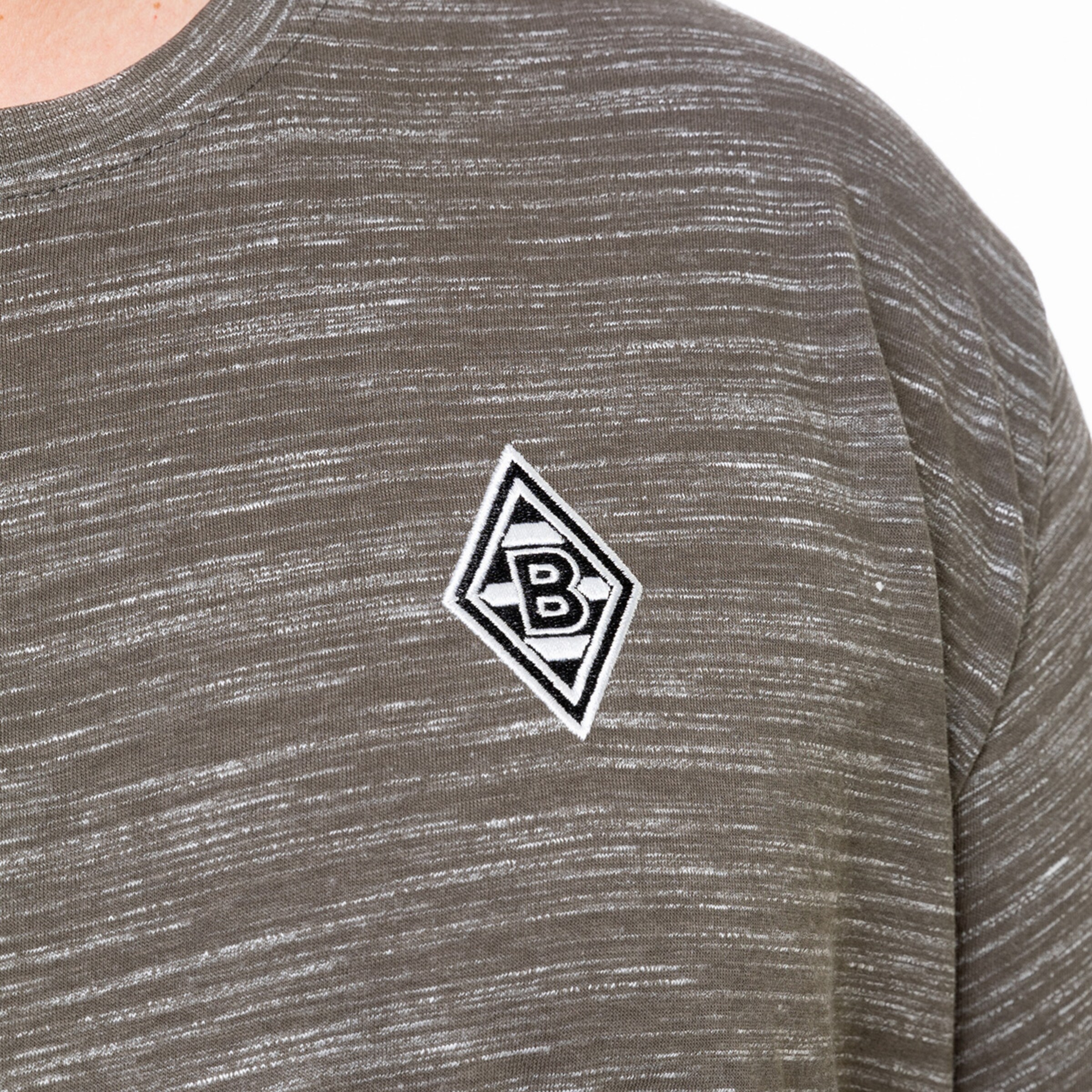 Graues T-Shirt mit gesticktem Borussia Mönchengladbach-Logo auf der linken Brust.
