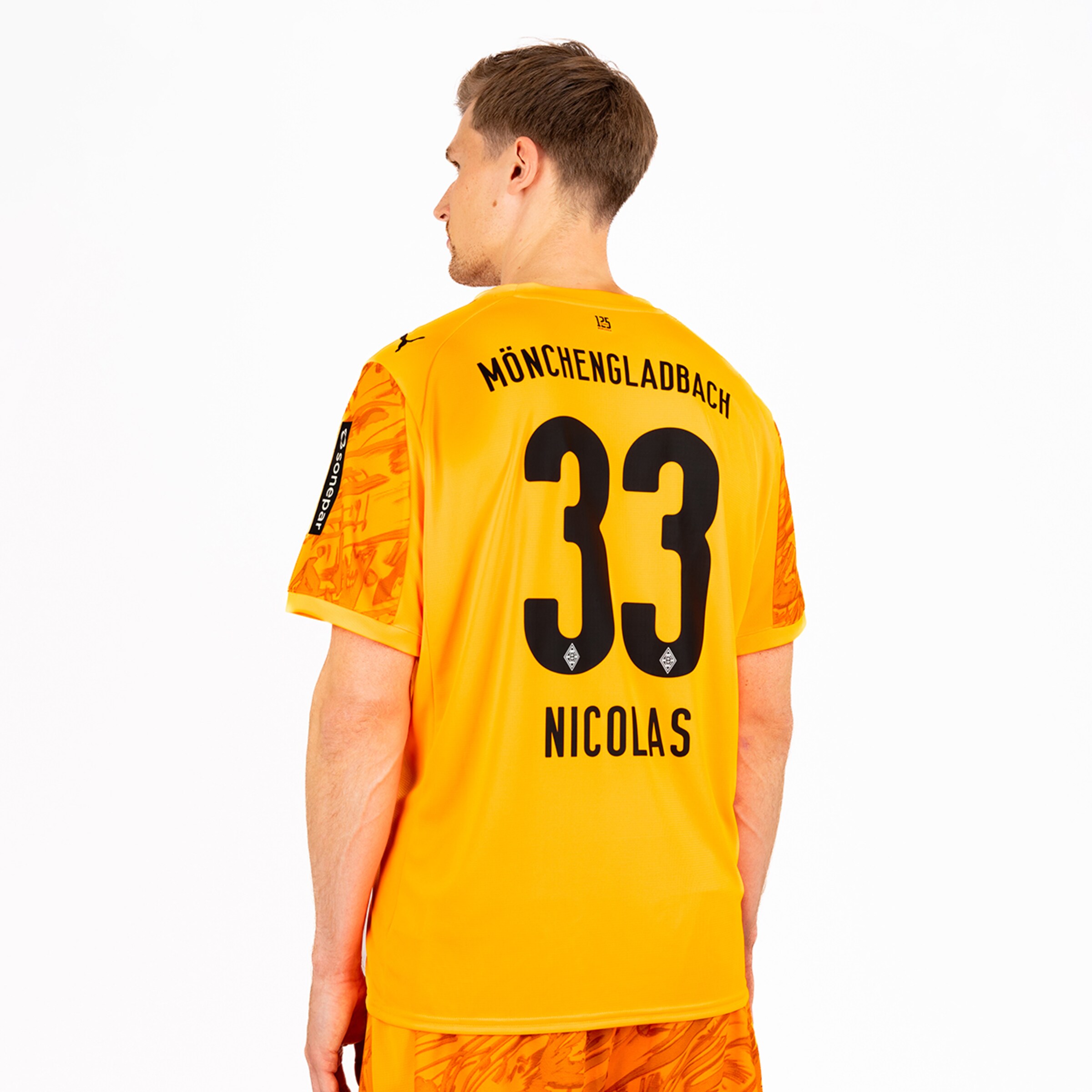 Torwarttrikot von Borussia Mönchengladbach in Orange mit der Nummer 33 und dem Namen Nicolas.
