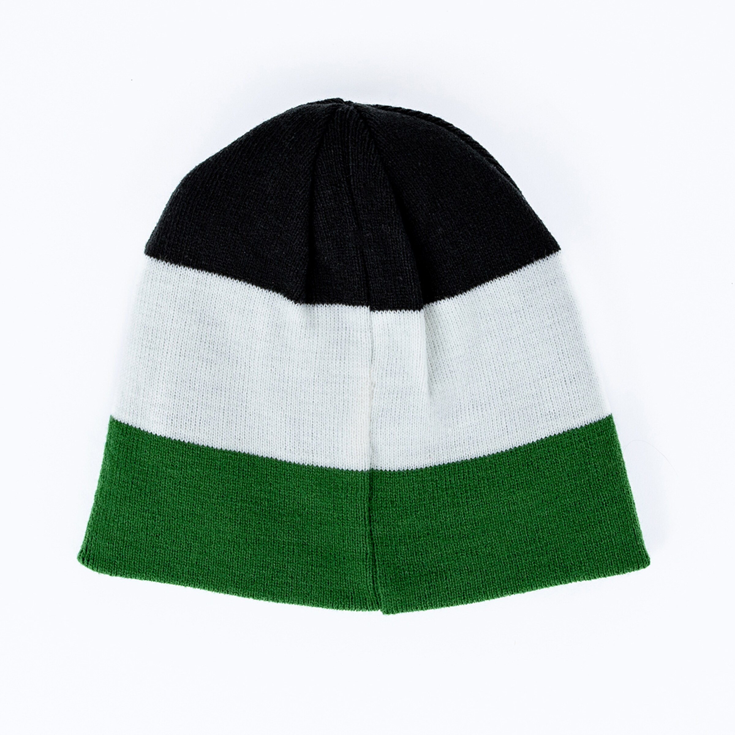 Schwarz, weiß und grün gestreifte Strickmütze auf weißem Hintergrund.