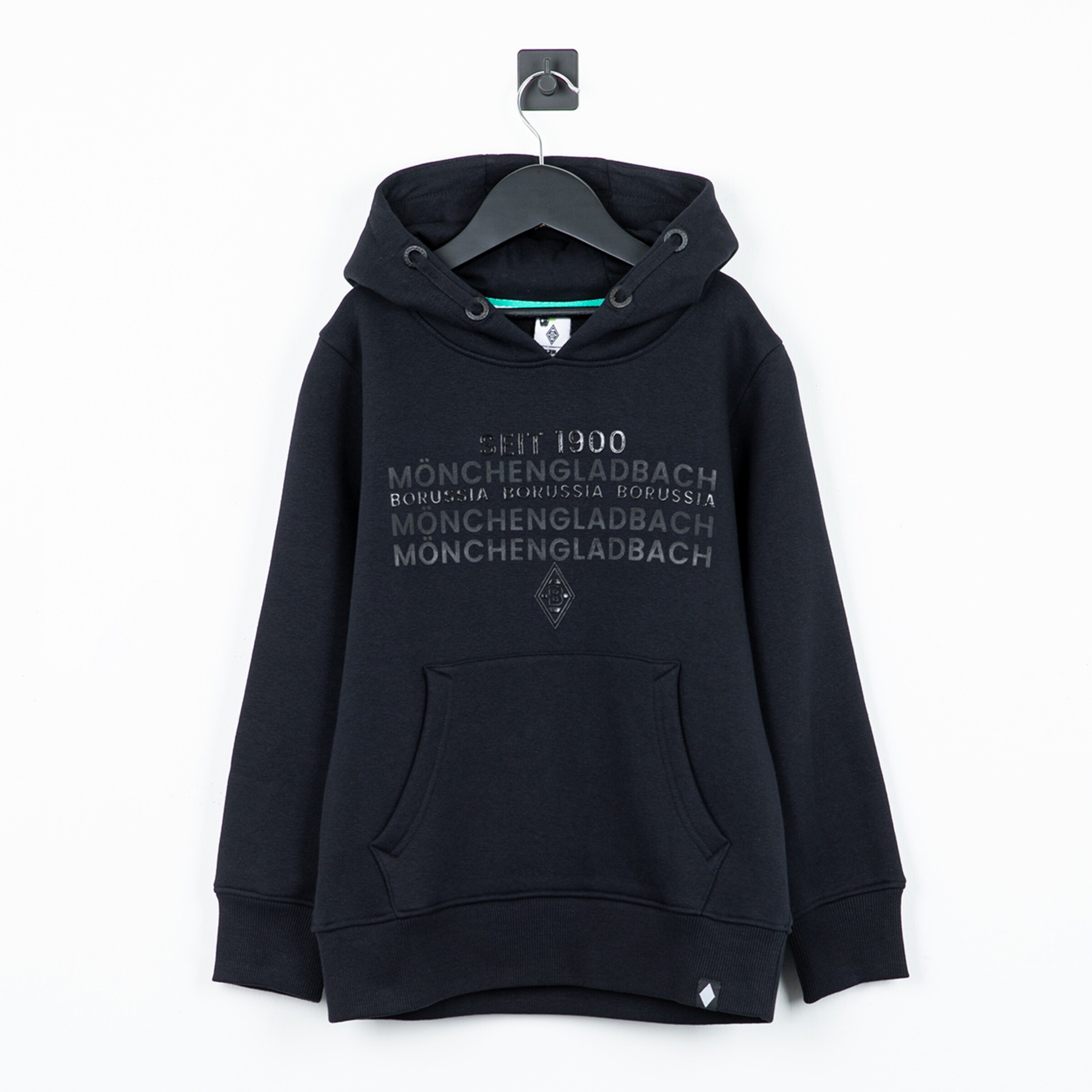 Schwarzer Hoodie von Borussia Mönchengladbach mit grauem „Mönchengladbach“-Aufdruck, „Seit 1900“ und Vereinslogo auf weißem Hintergrund.