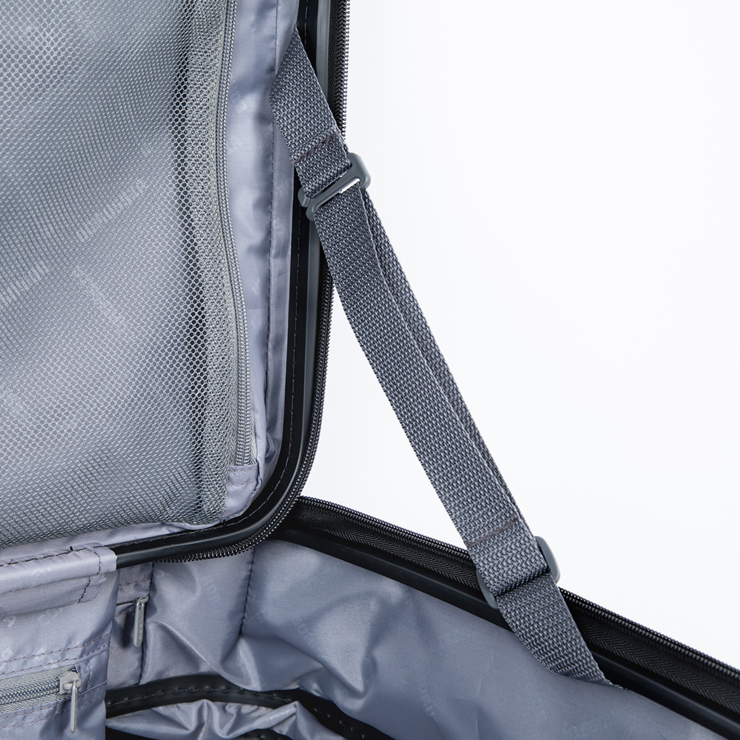 Detailansicht des Innenraums einer Reisetasche mit Netzfächern und Tragegurt.